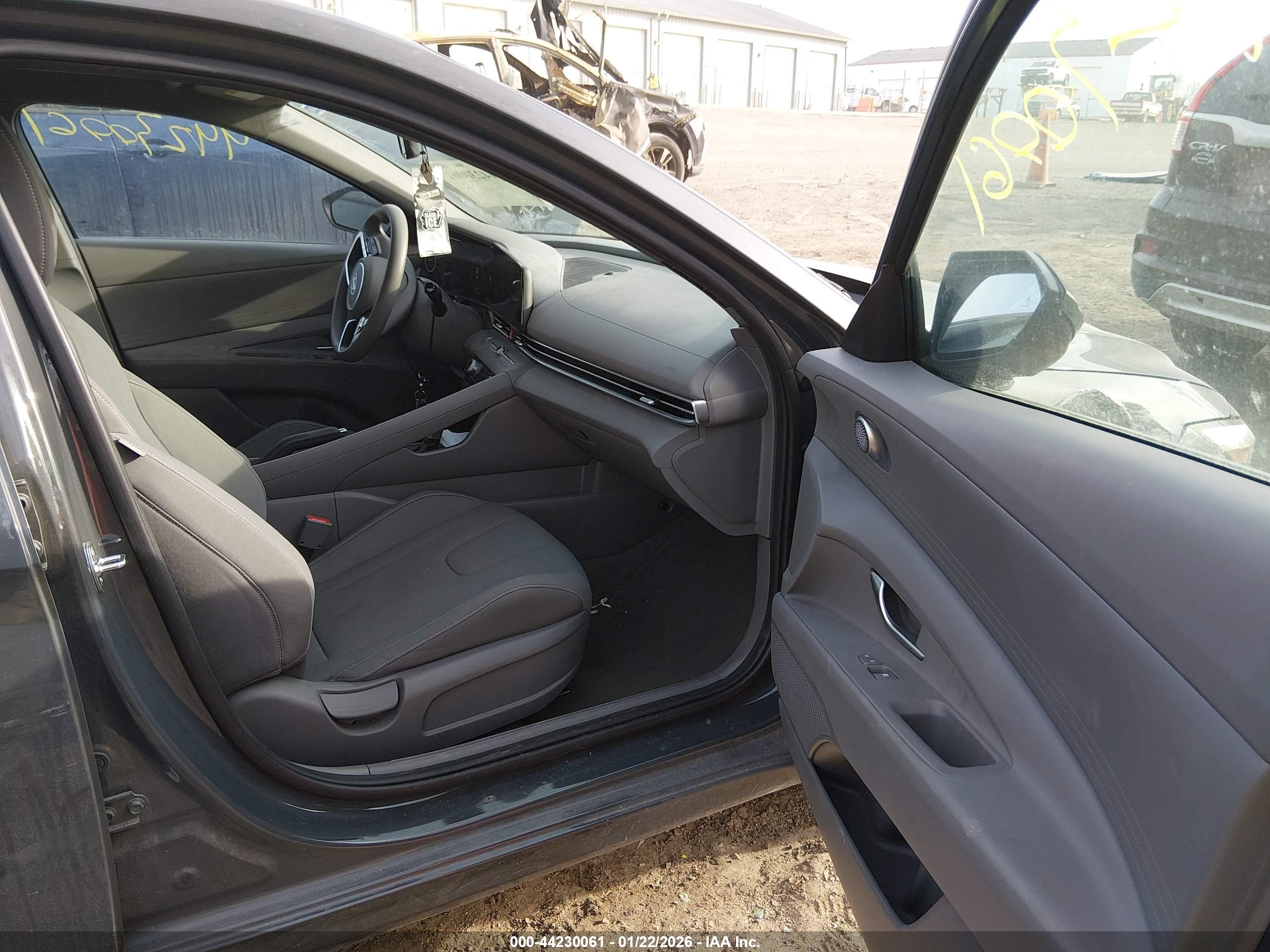 HYUNDAI ELANTRA image 5