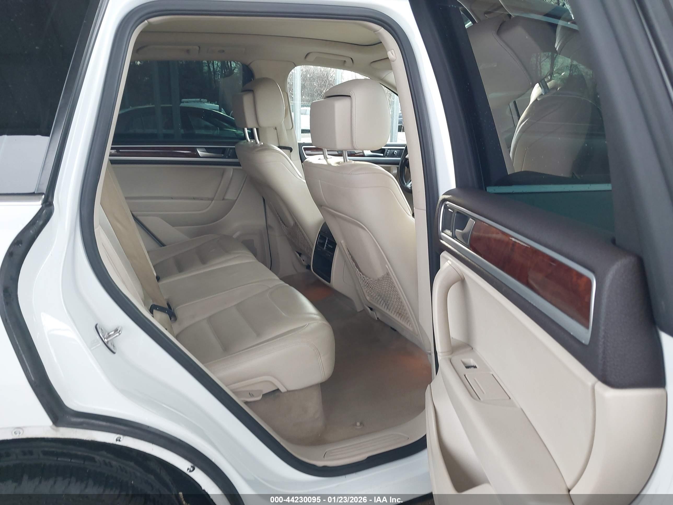 VOLKSWAGEN TOUAREG image 8