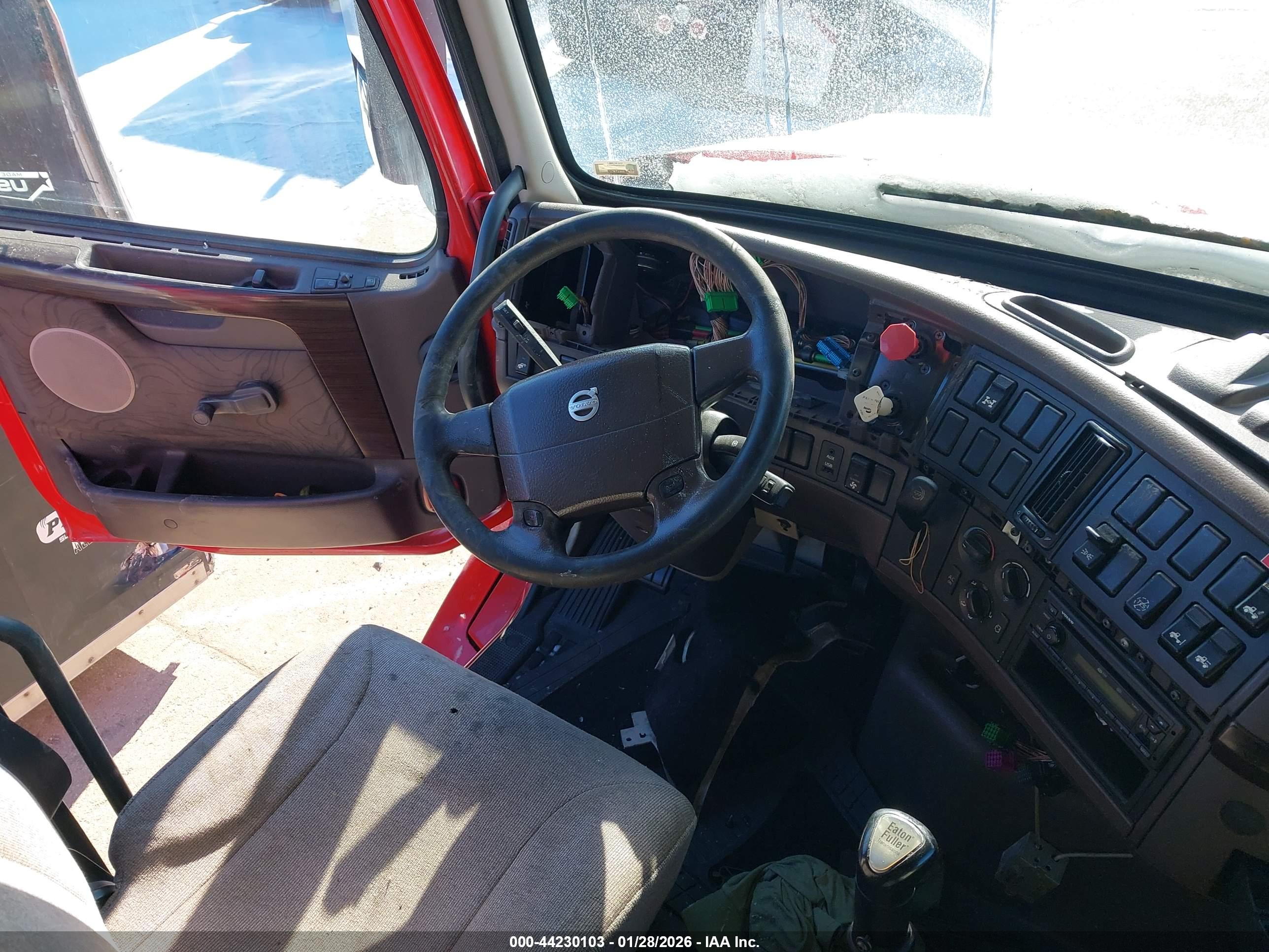 VOLVO VN image 8