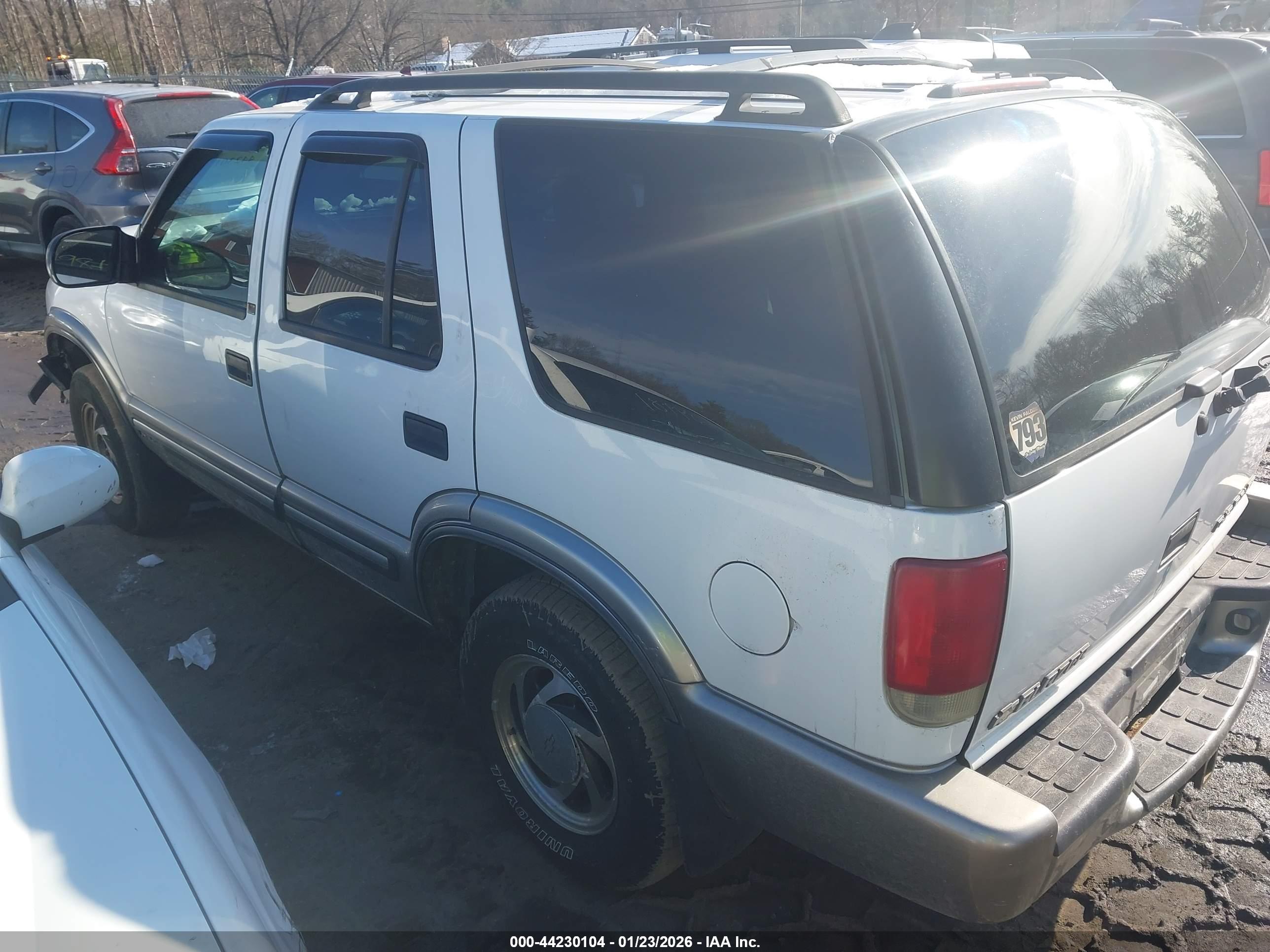 CHEVROLET BLAZER image 3