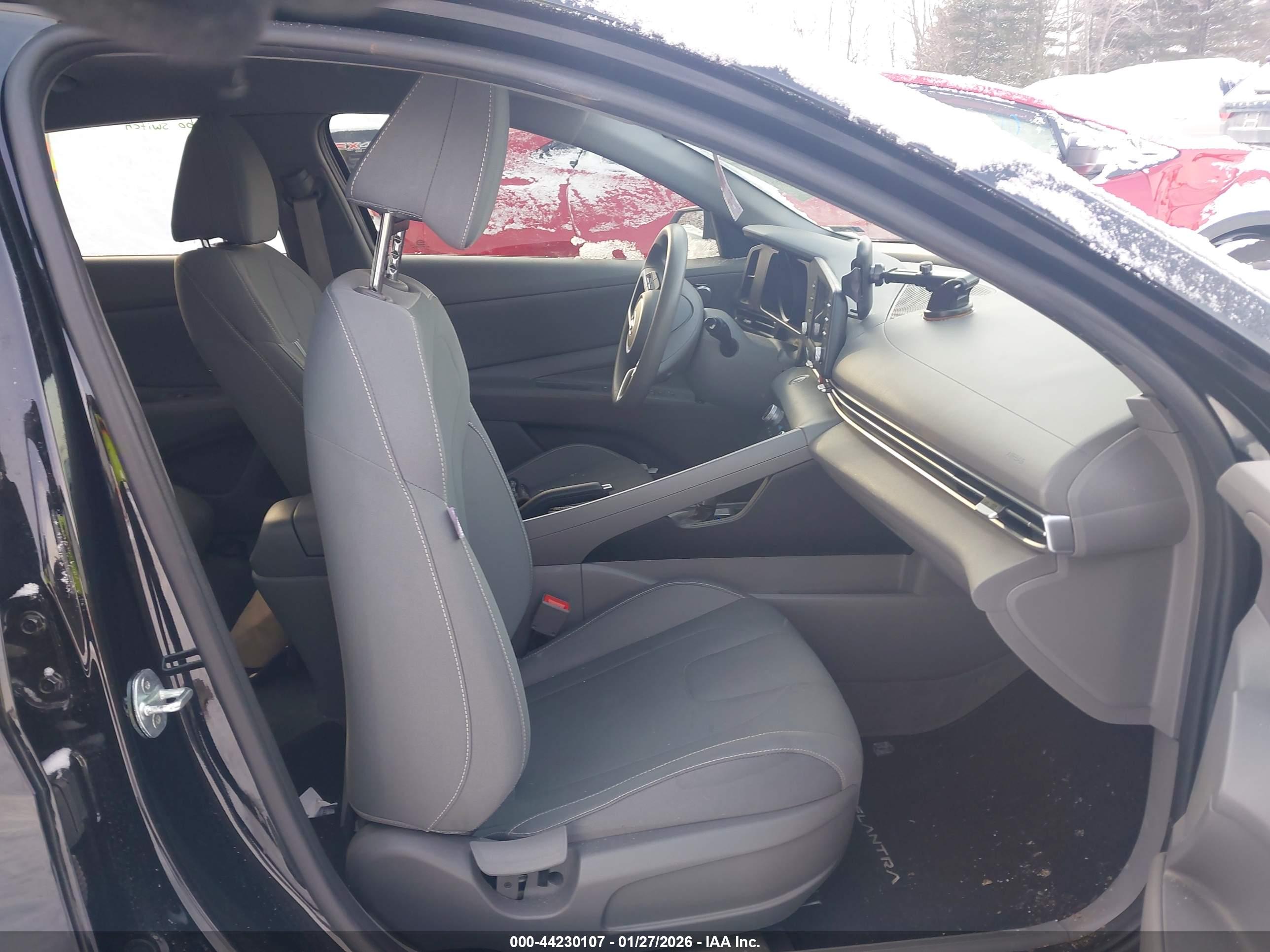 HYUNDAI ELANTRA image 5