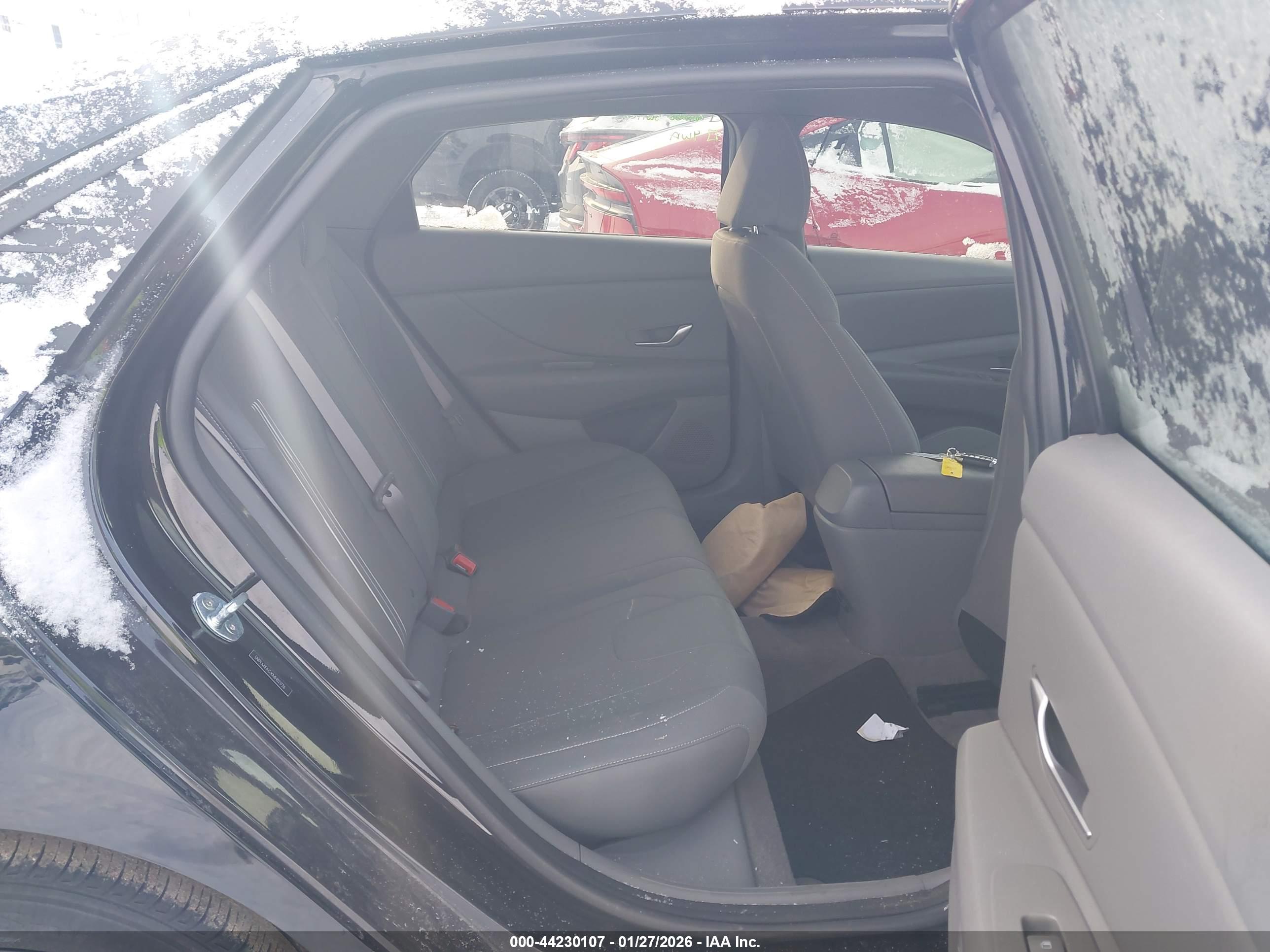 HYUNDAI ELANTRA image 8