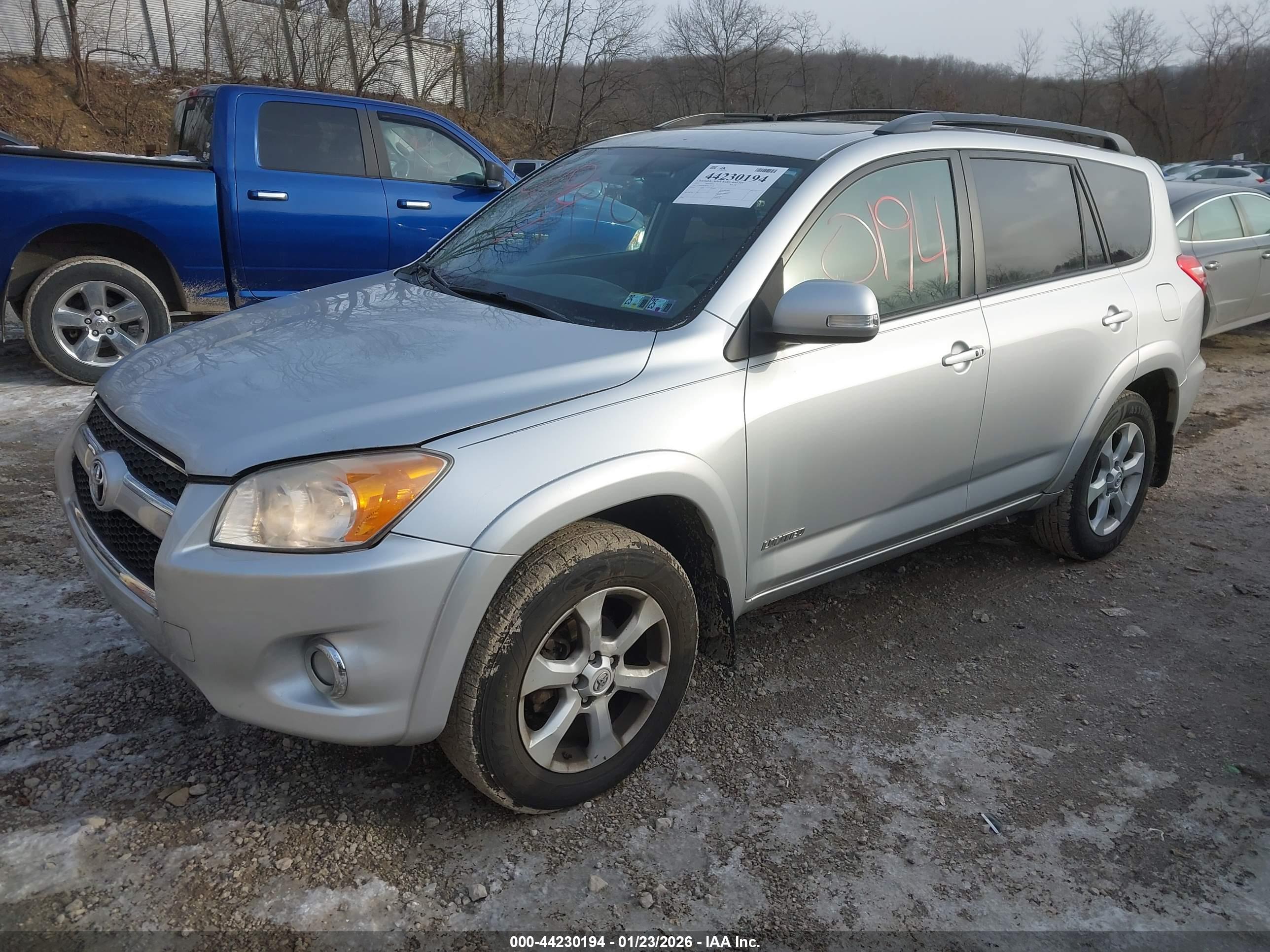 TOYOTA RAV4 image 2