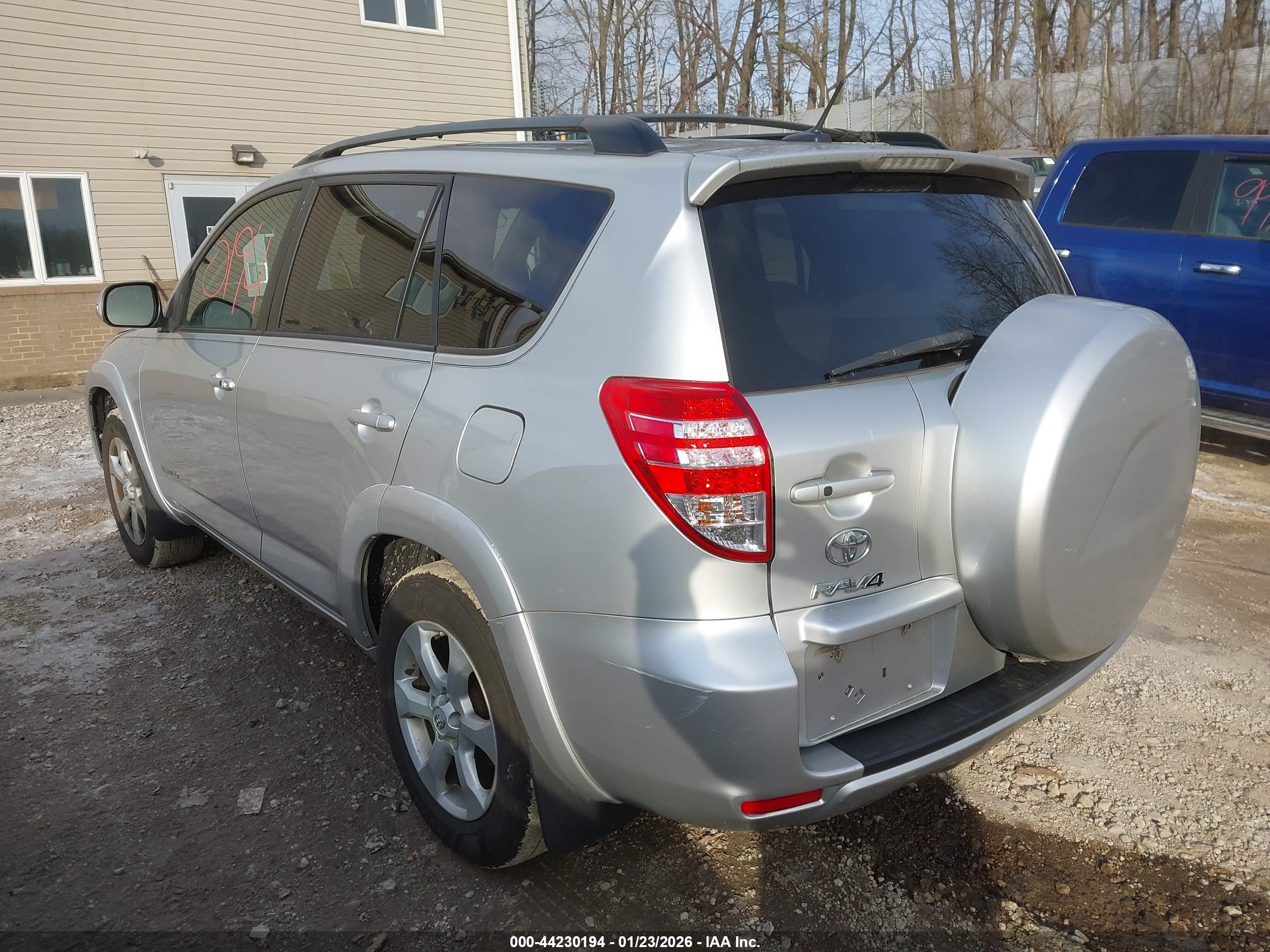 TOYOTA RAV4 image 3