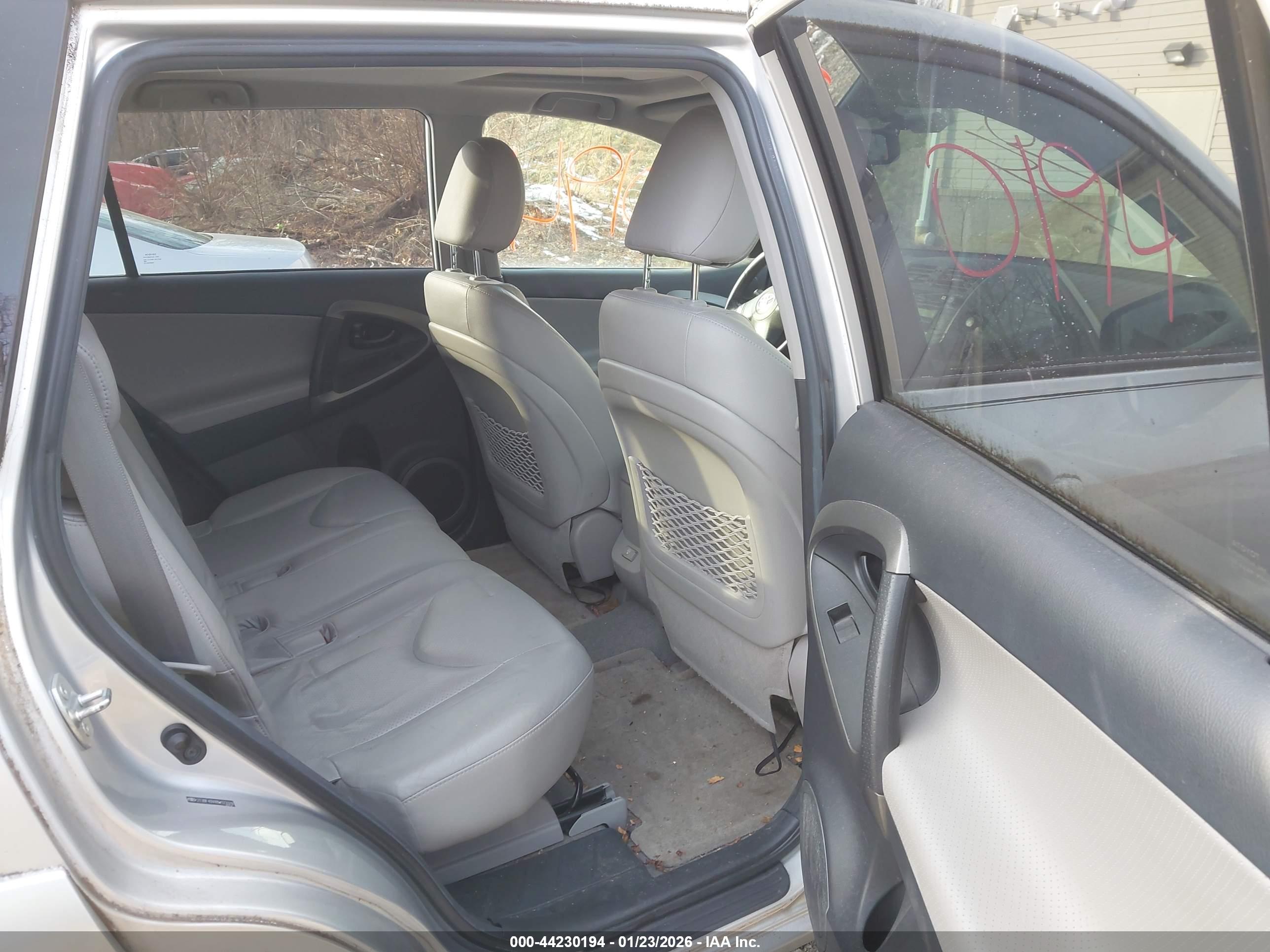 TOYOTA RAV4 image 8