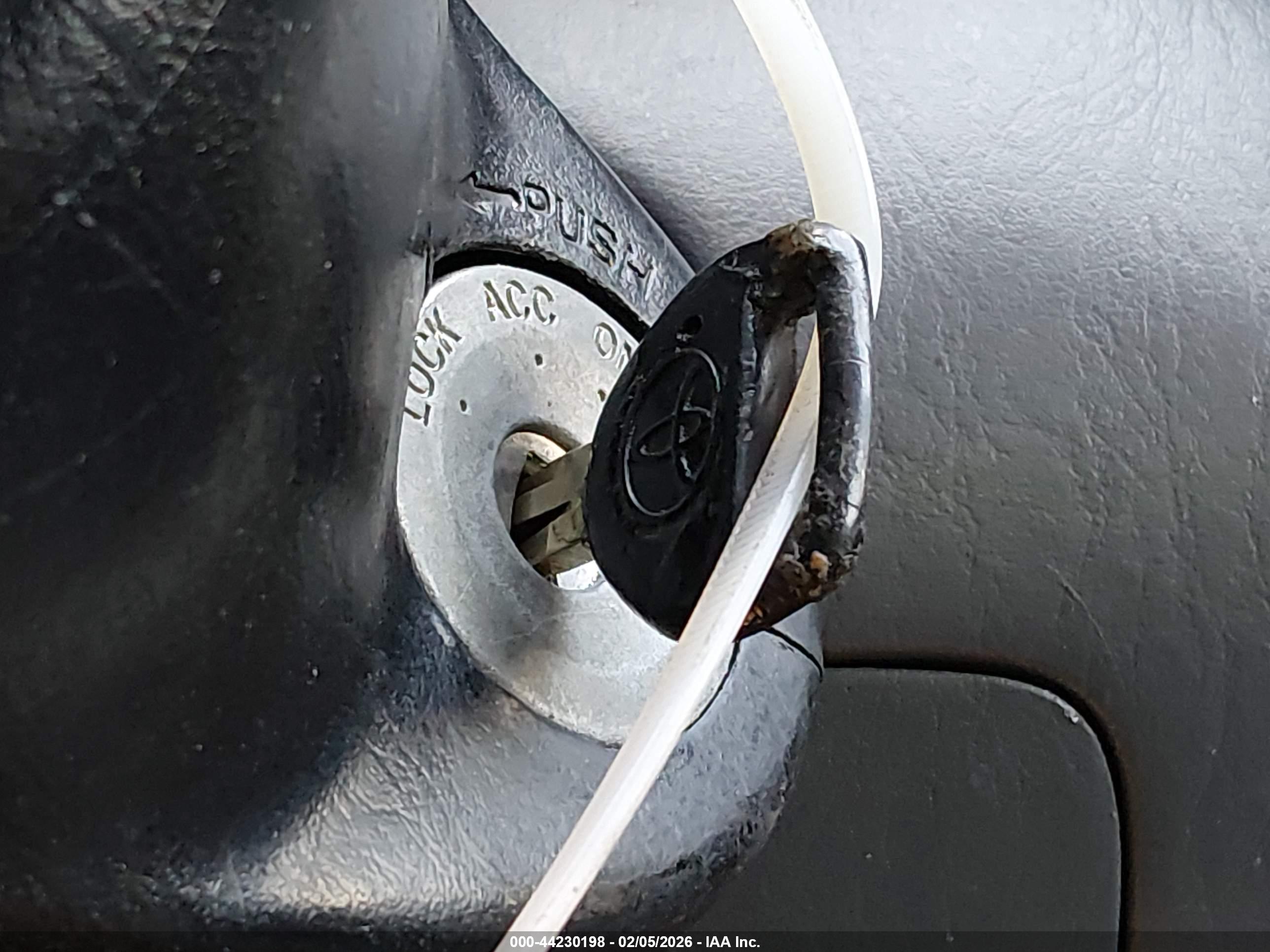 TOYOTA RAV4 image 11