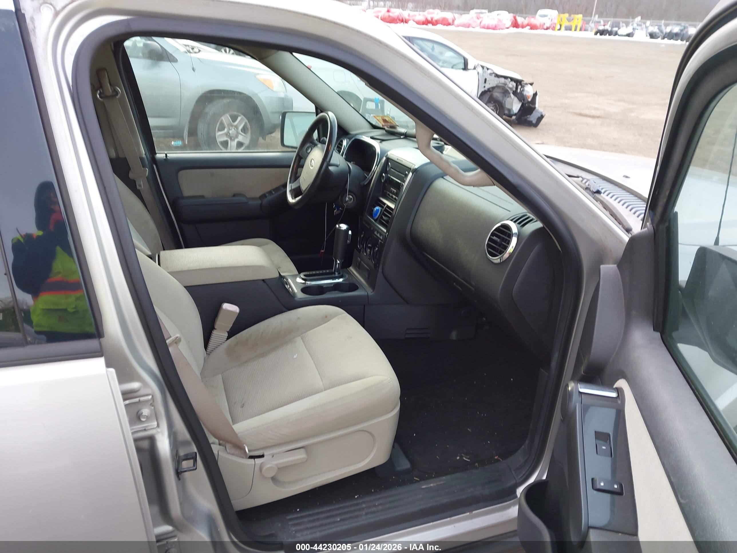 FORD EXPLORER image 5