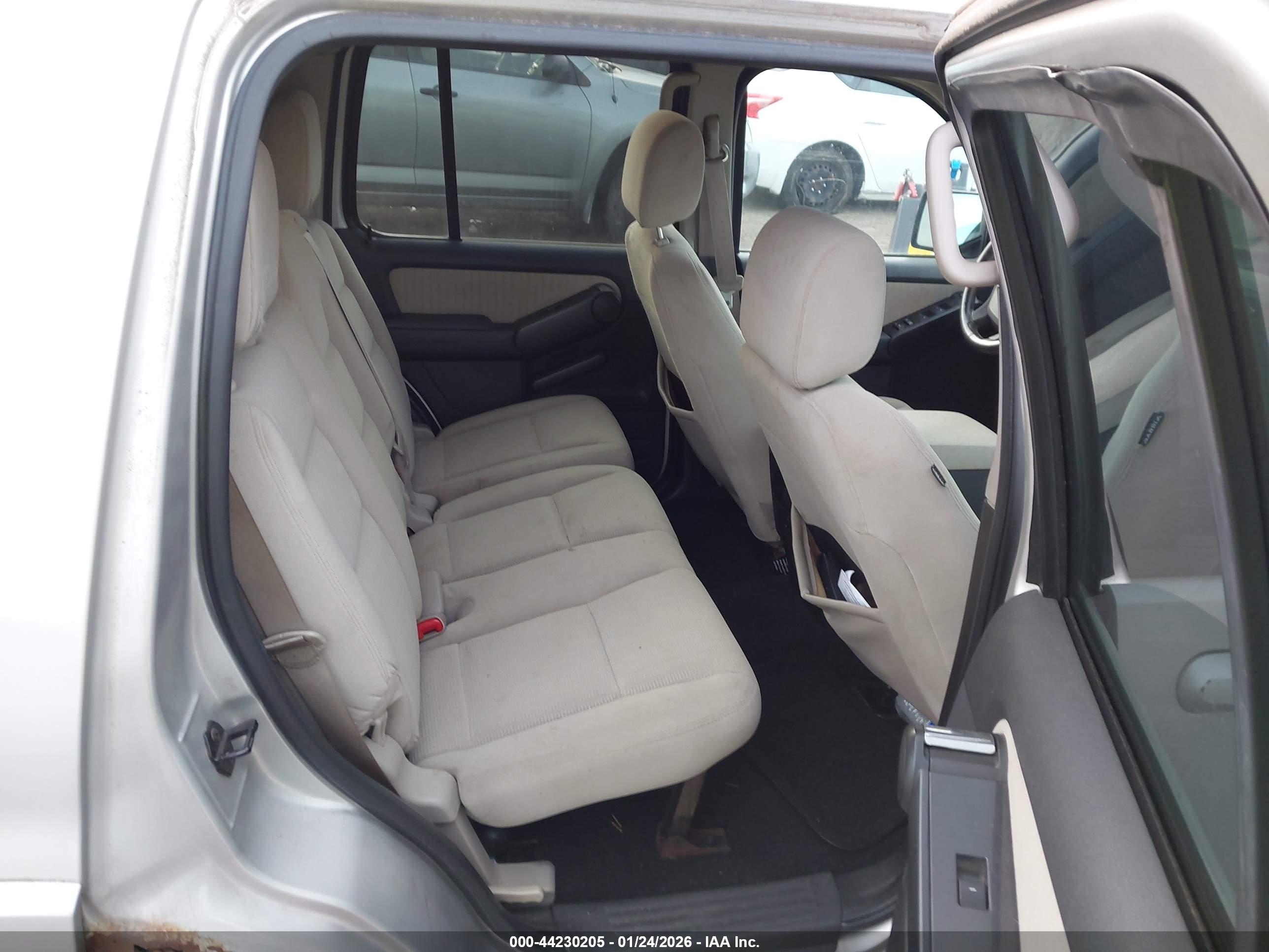 FORD EXPLORER image 8