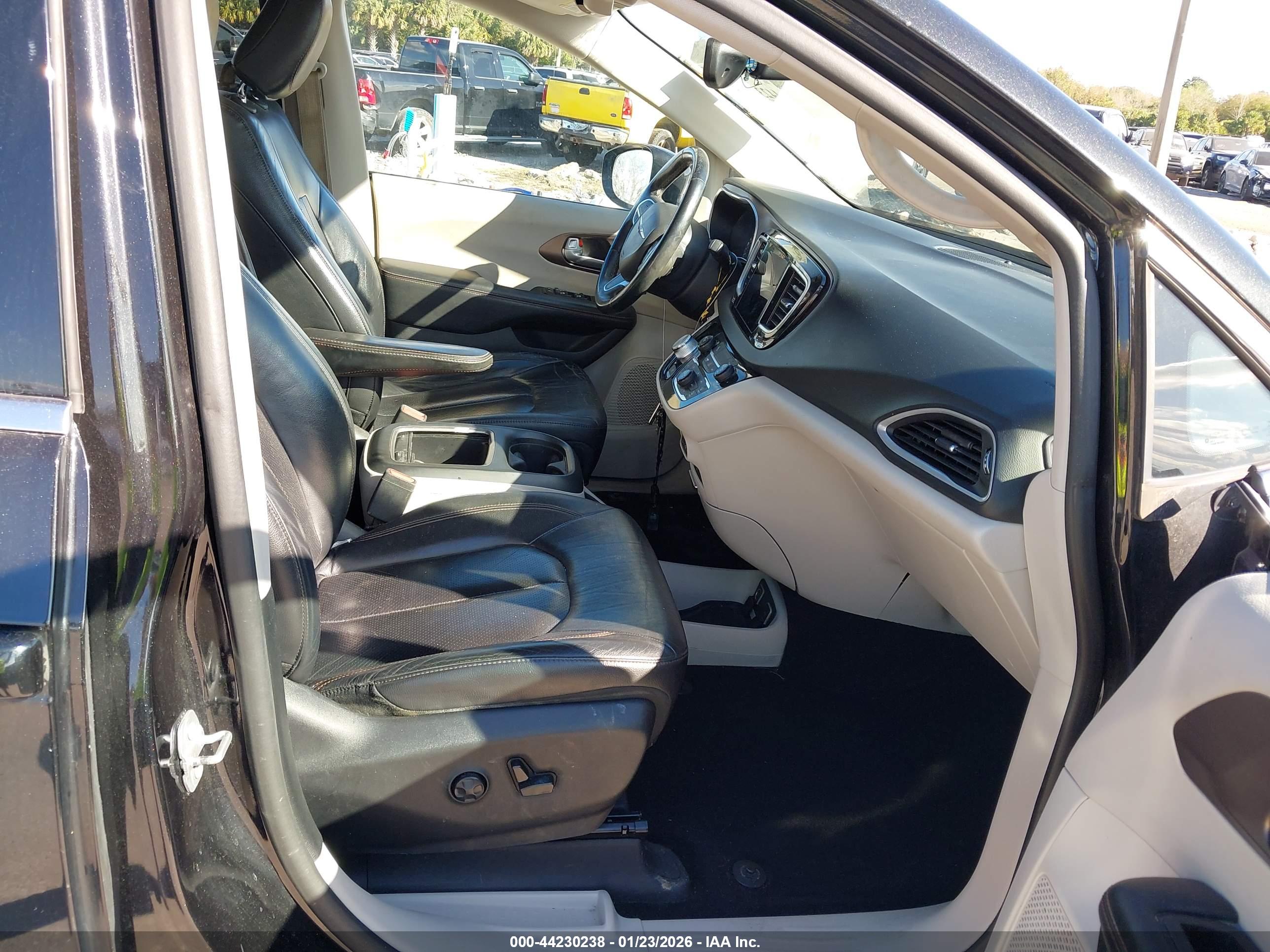 CHRYSLER PACIFICA image 5