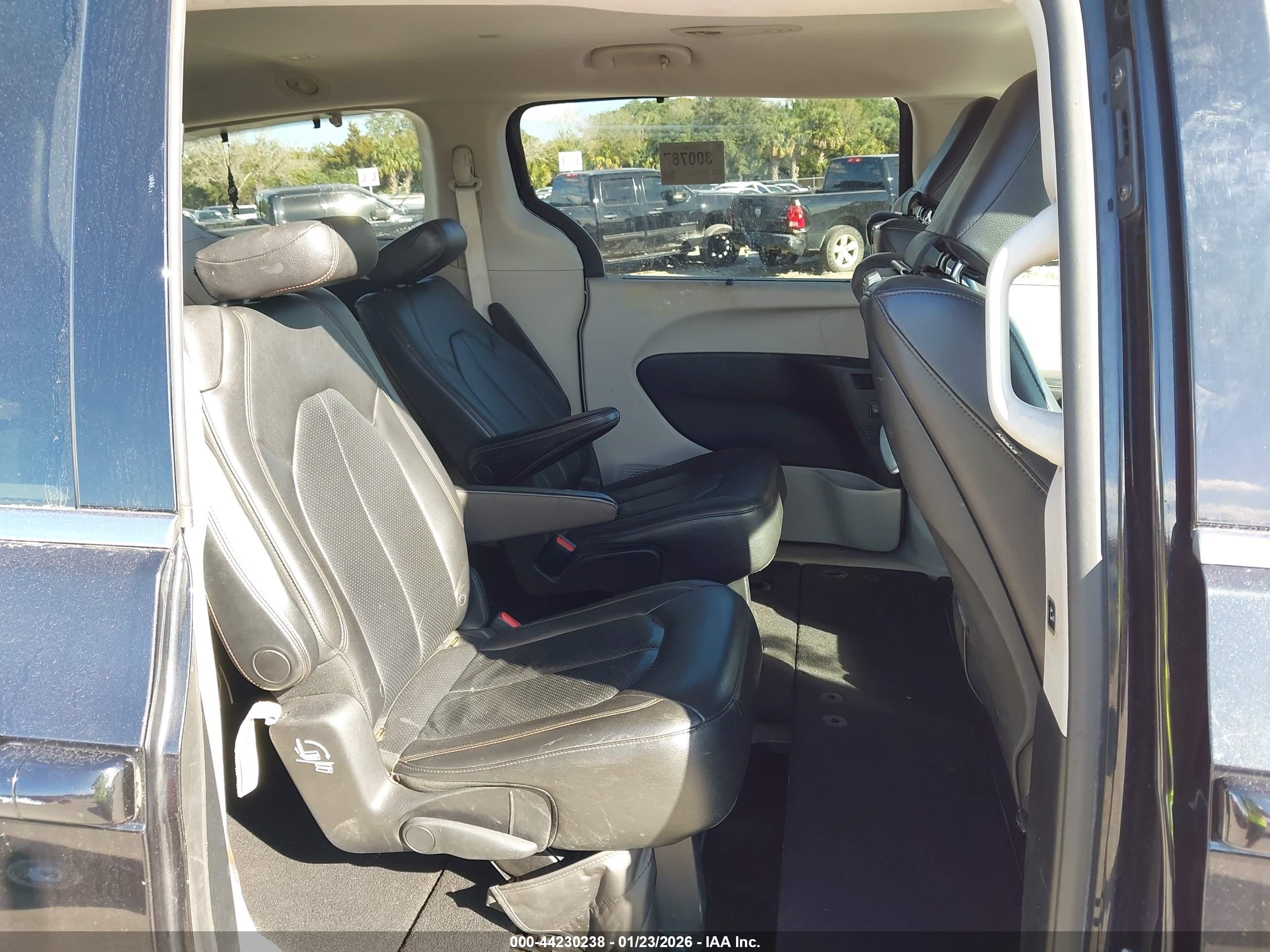 CHRYSLER PACIFICA image 8