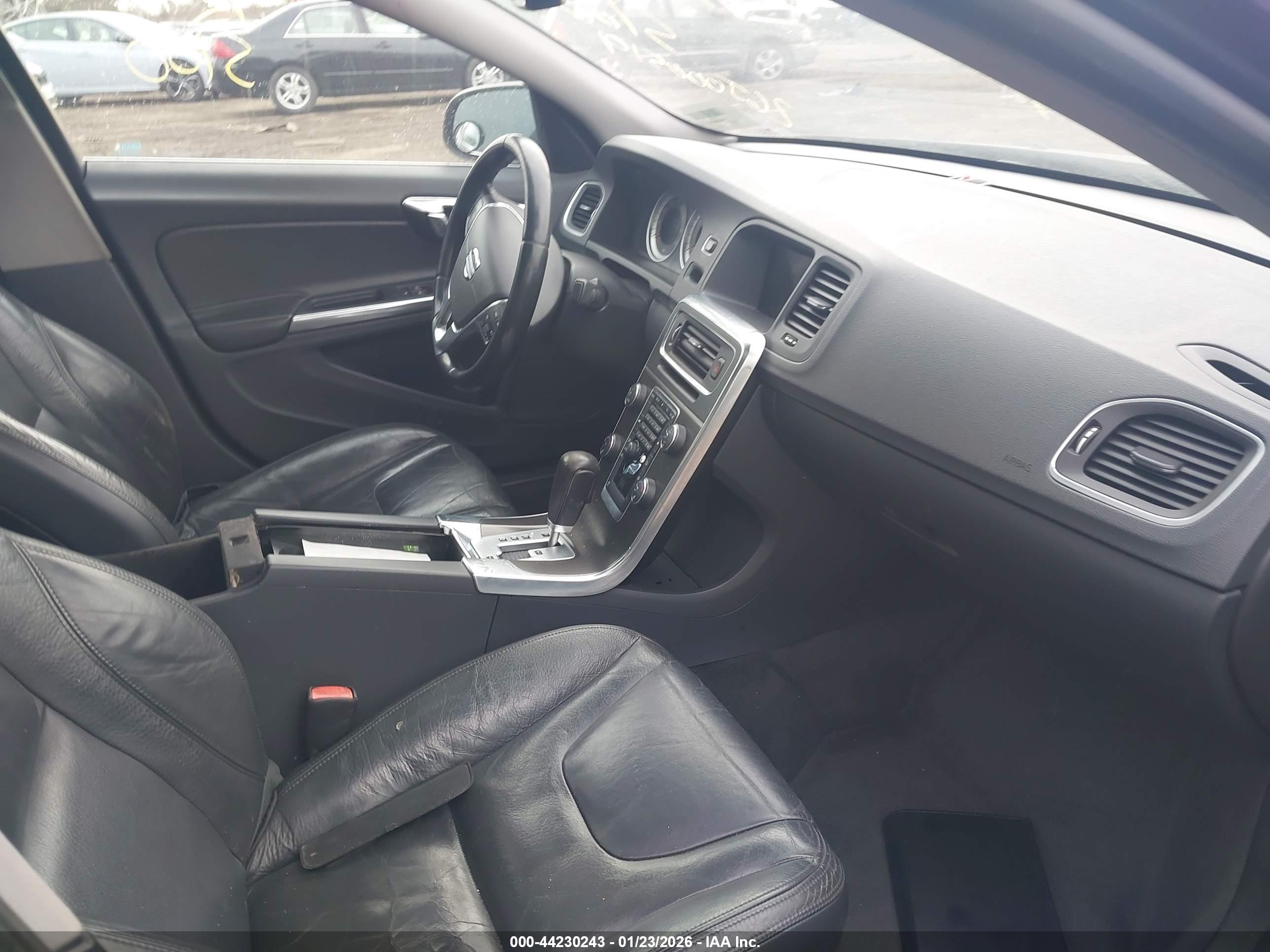VOLVO S60 image 5