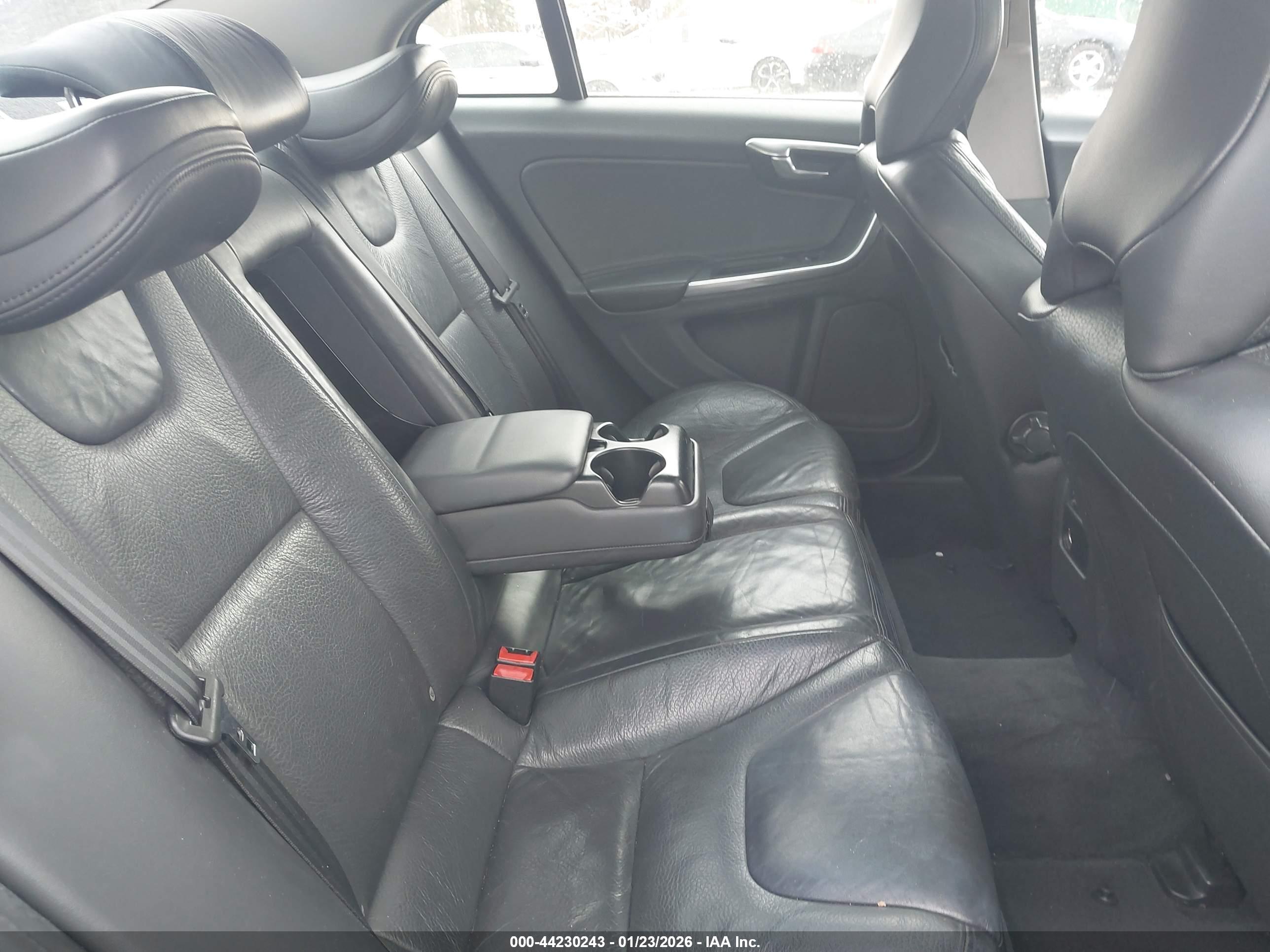 VOLVO S60 image 8