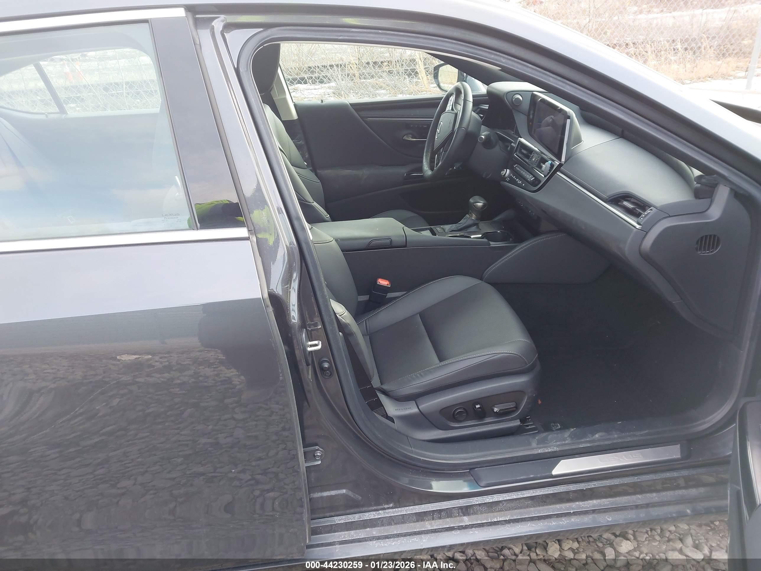 LEXUS ES image 5