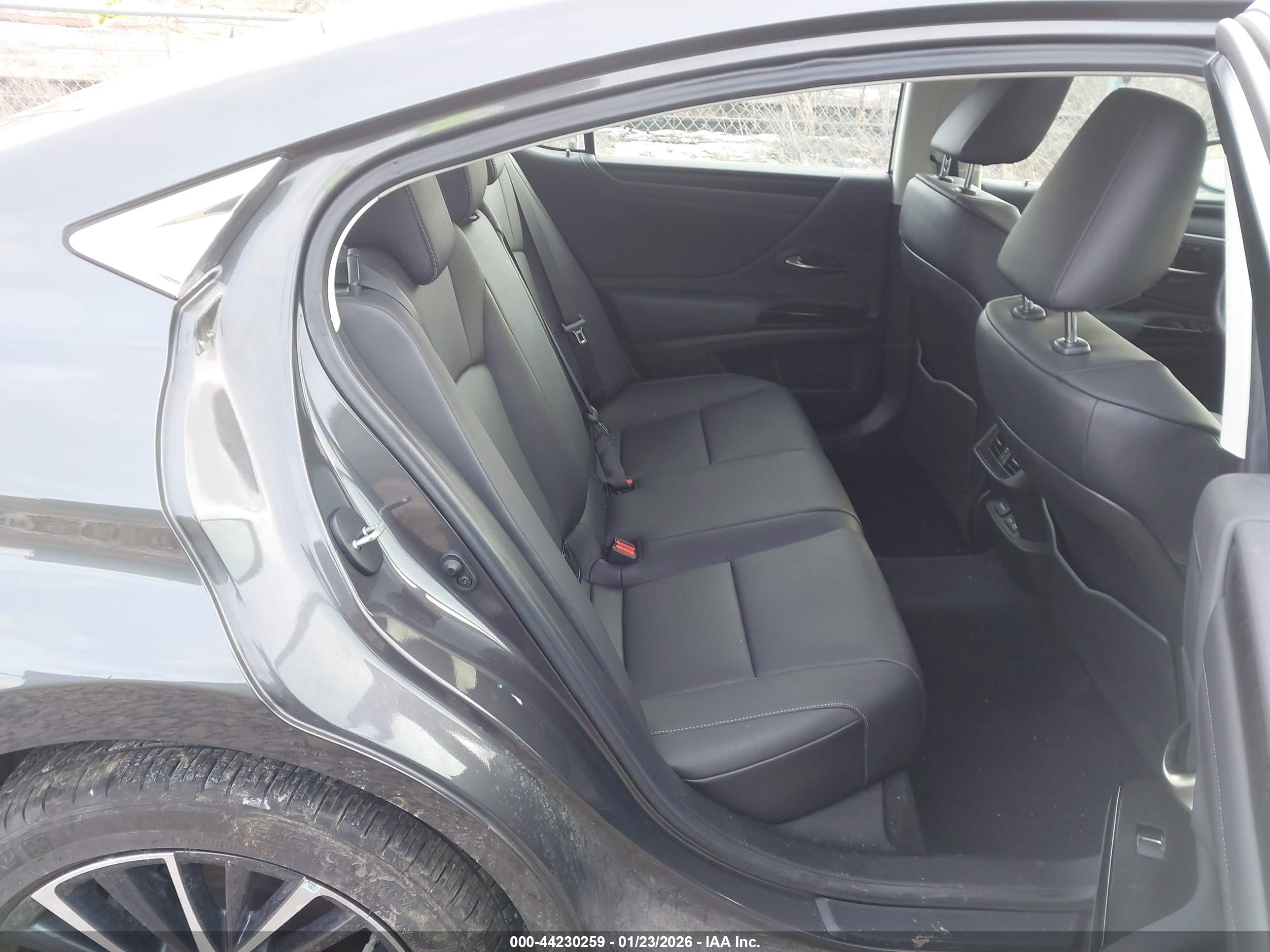 LEXUS ES image 8
