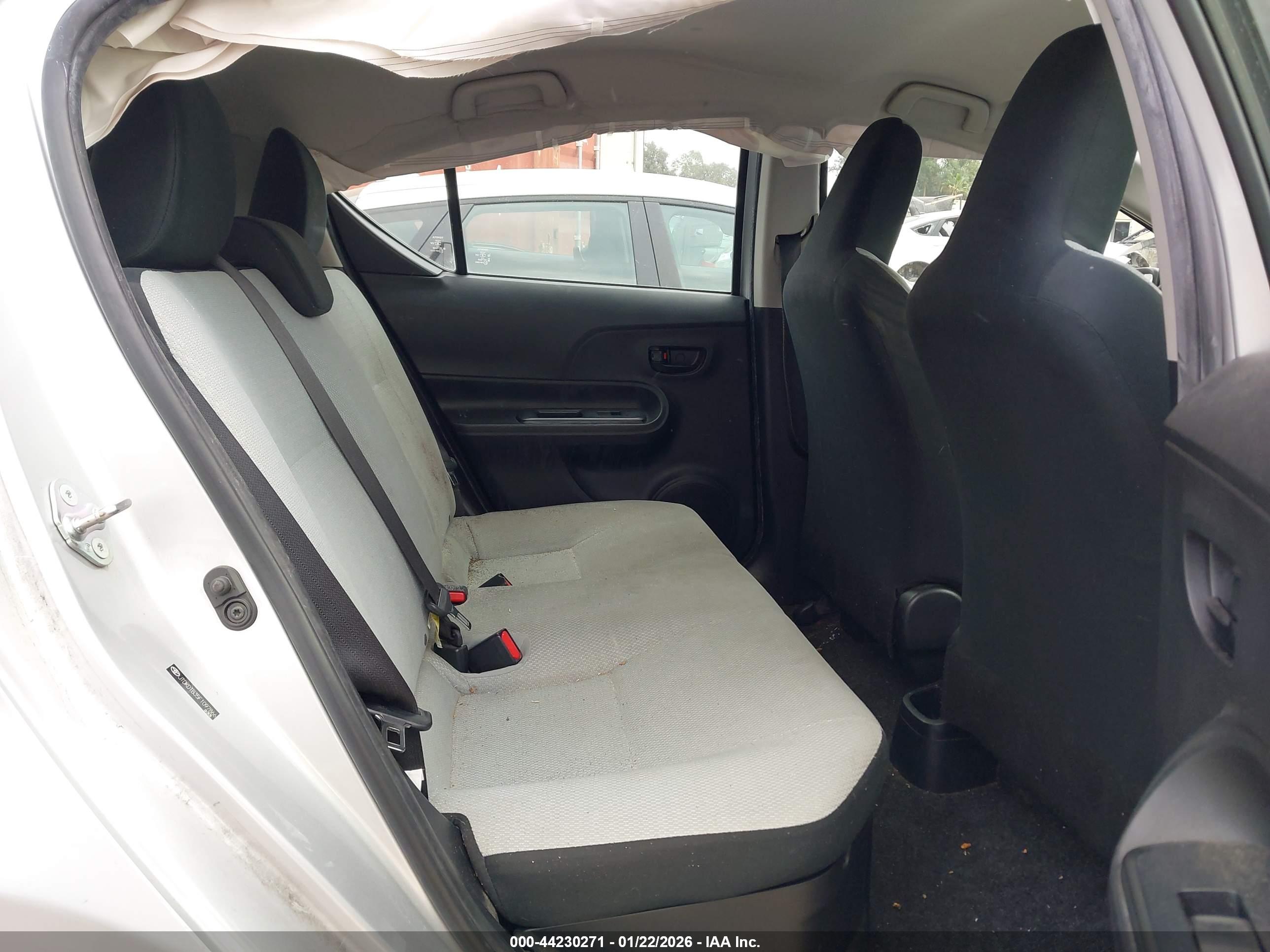 TOYOTA PRIUS image 8