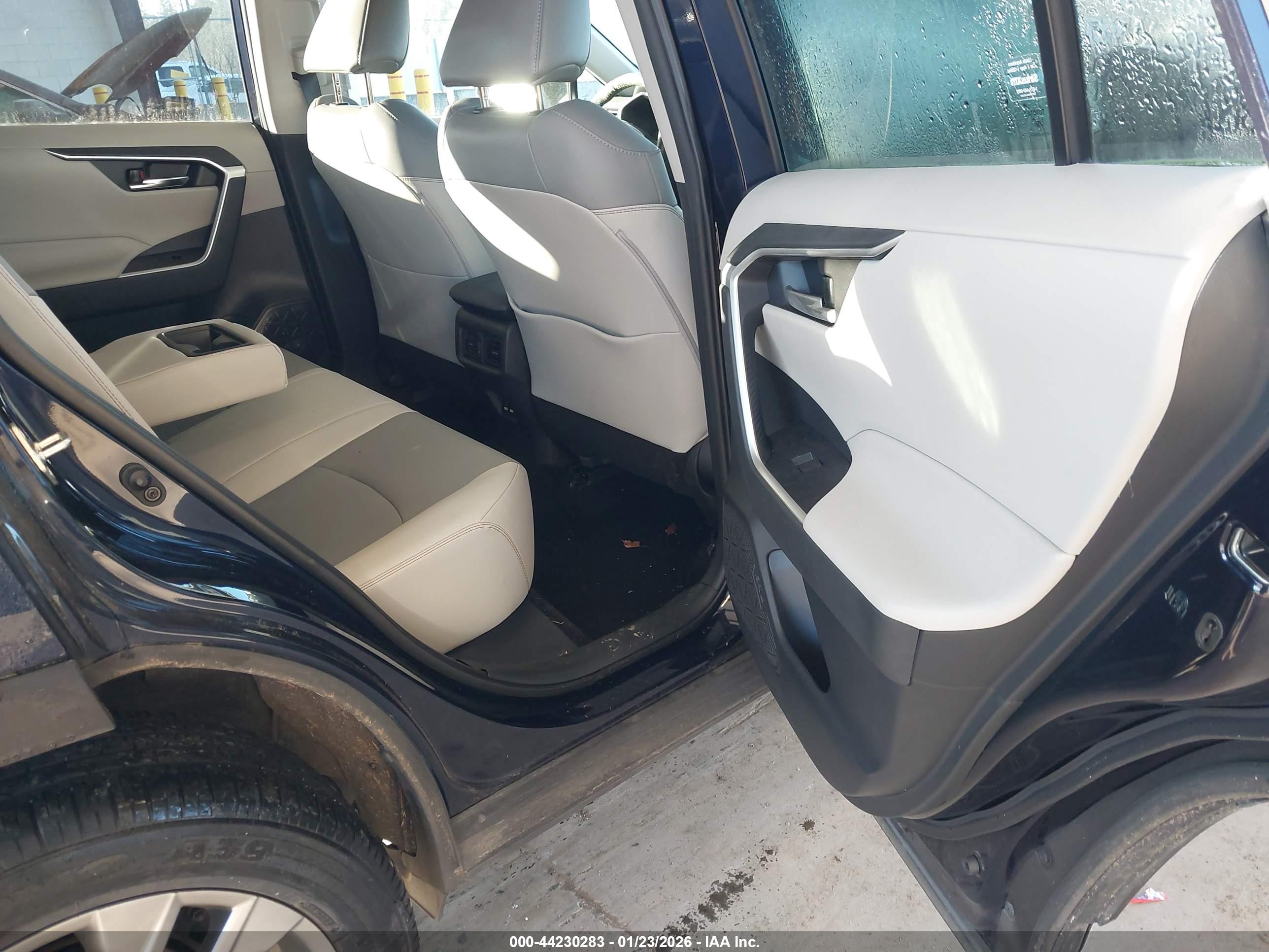 TOYOTA RAV4 image 8