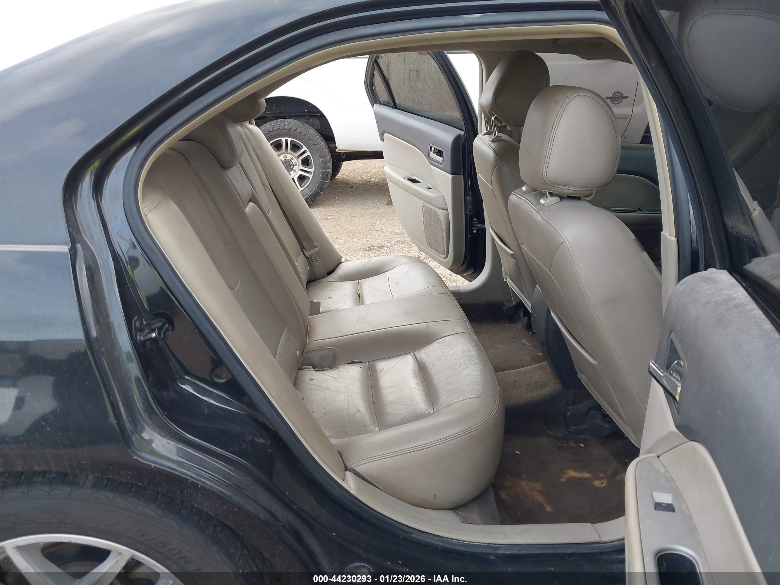 FORD FUSION image 8