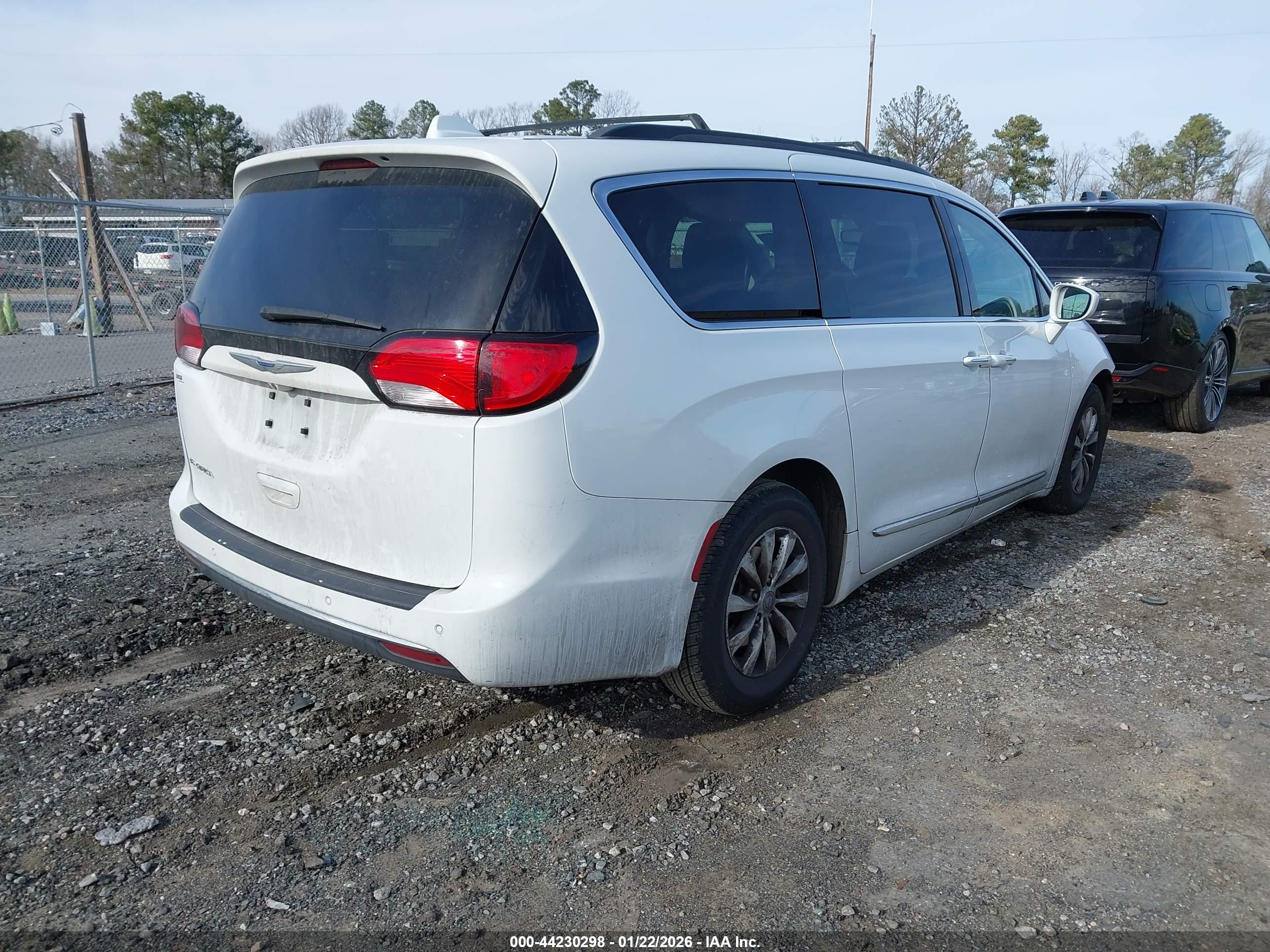 CHRYSLER PACIFICA image 4