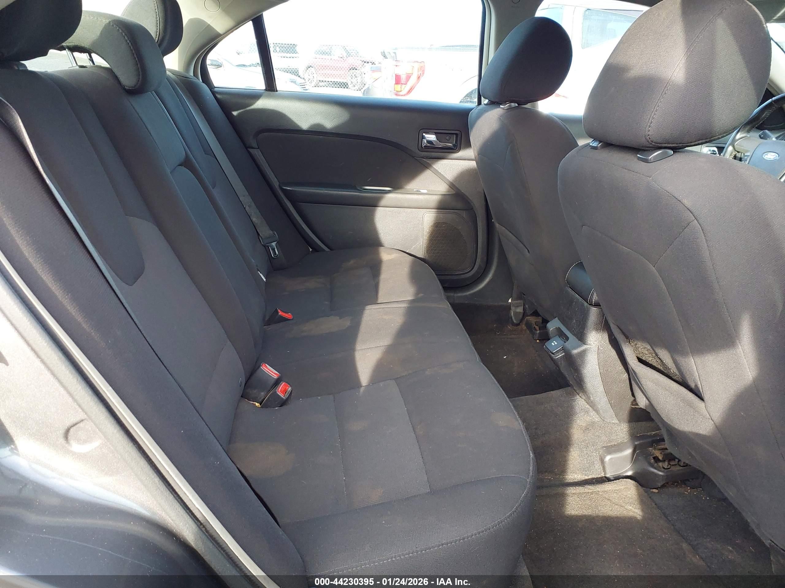 FORD FUSION image 8