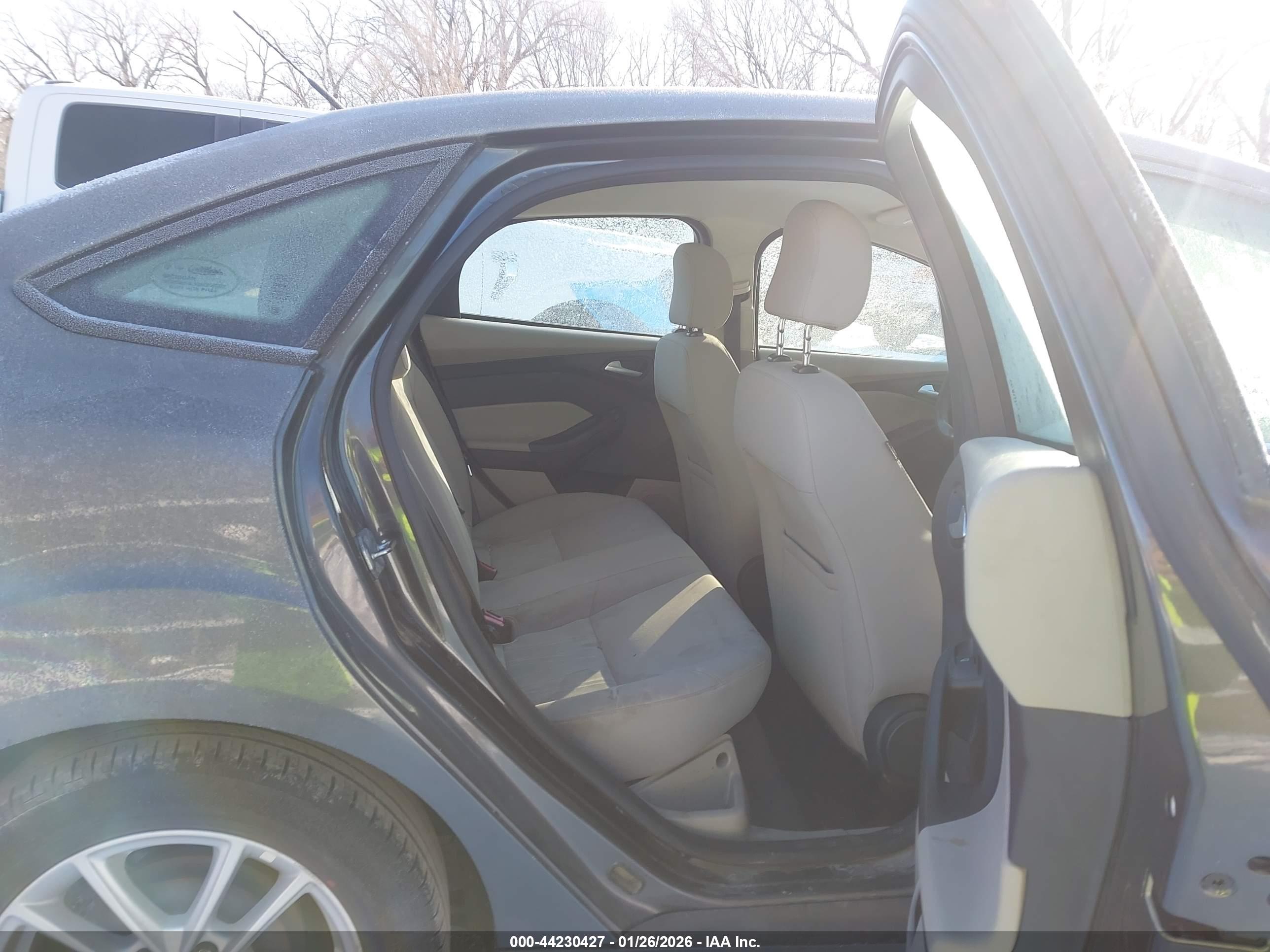 FORD FOCUS image 8