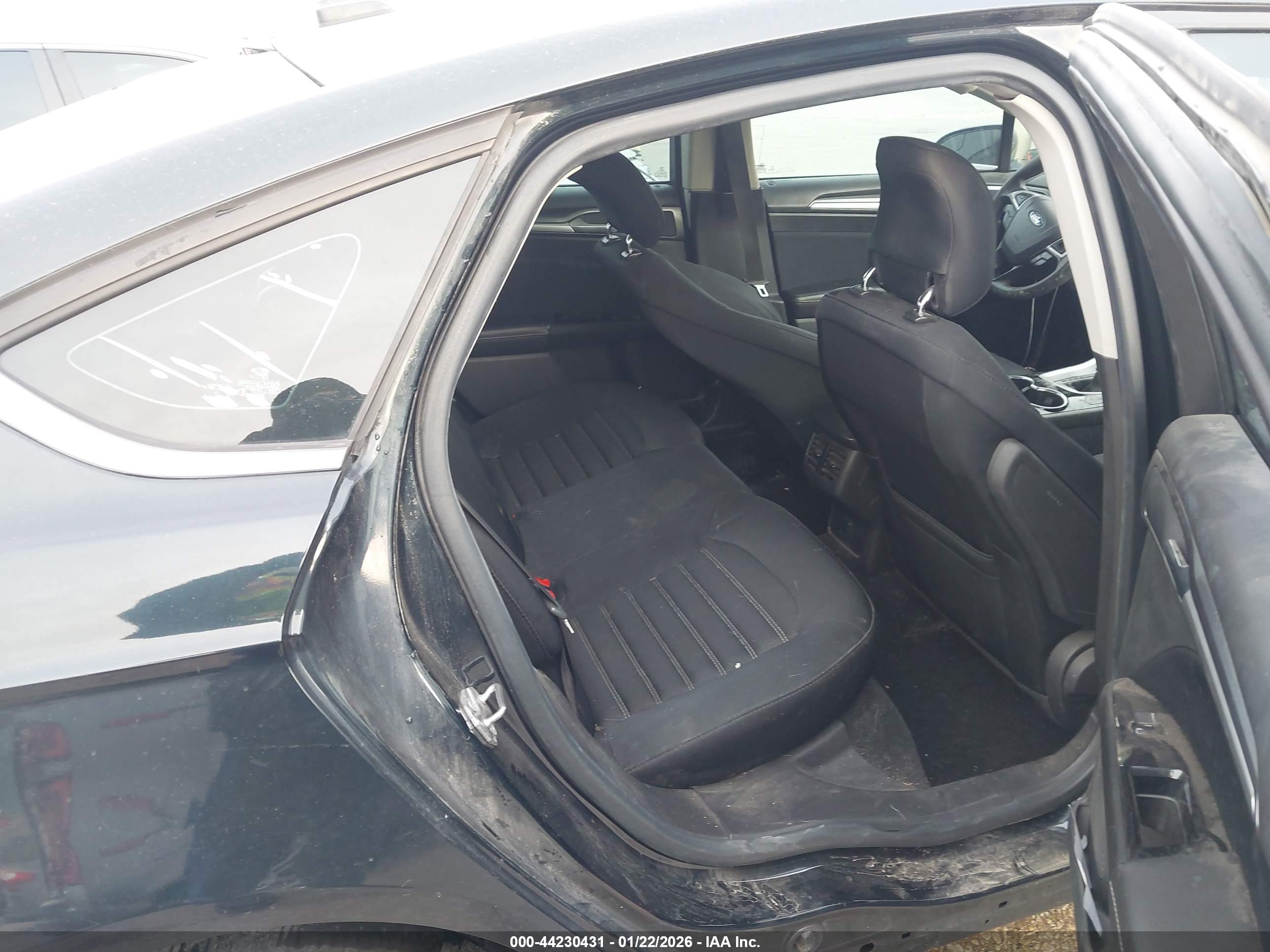 FORD FUSION image 8