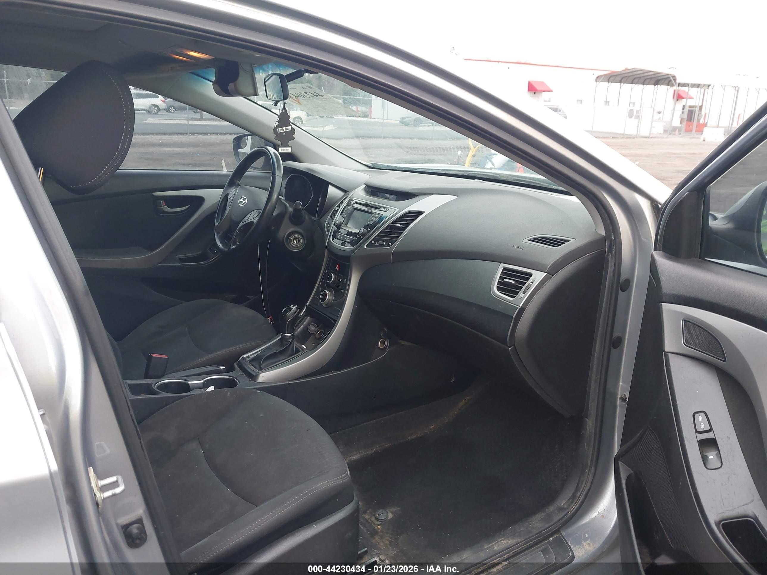 HYUNDAI ELANTRA image 5