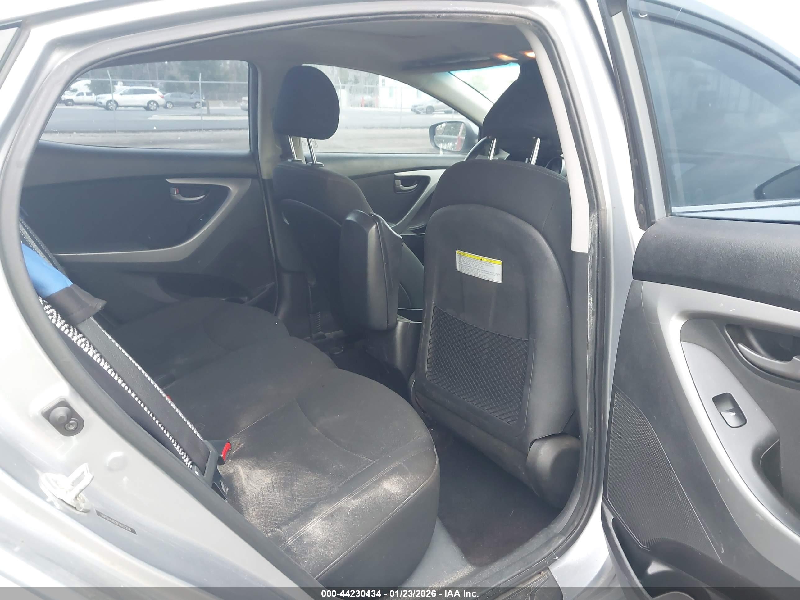 HYUNDAI ELANTRA image 8