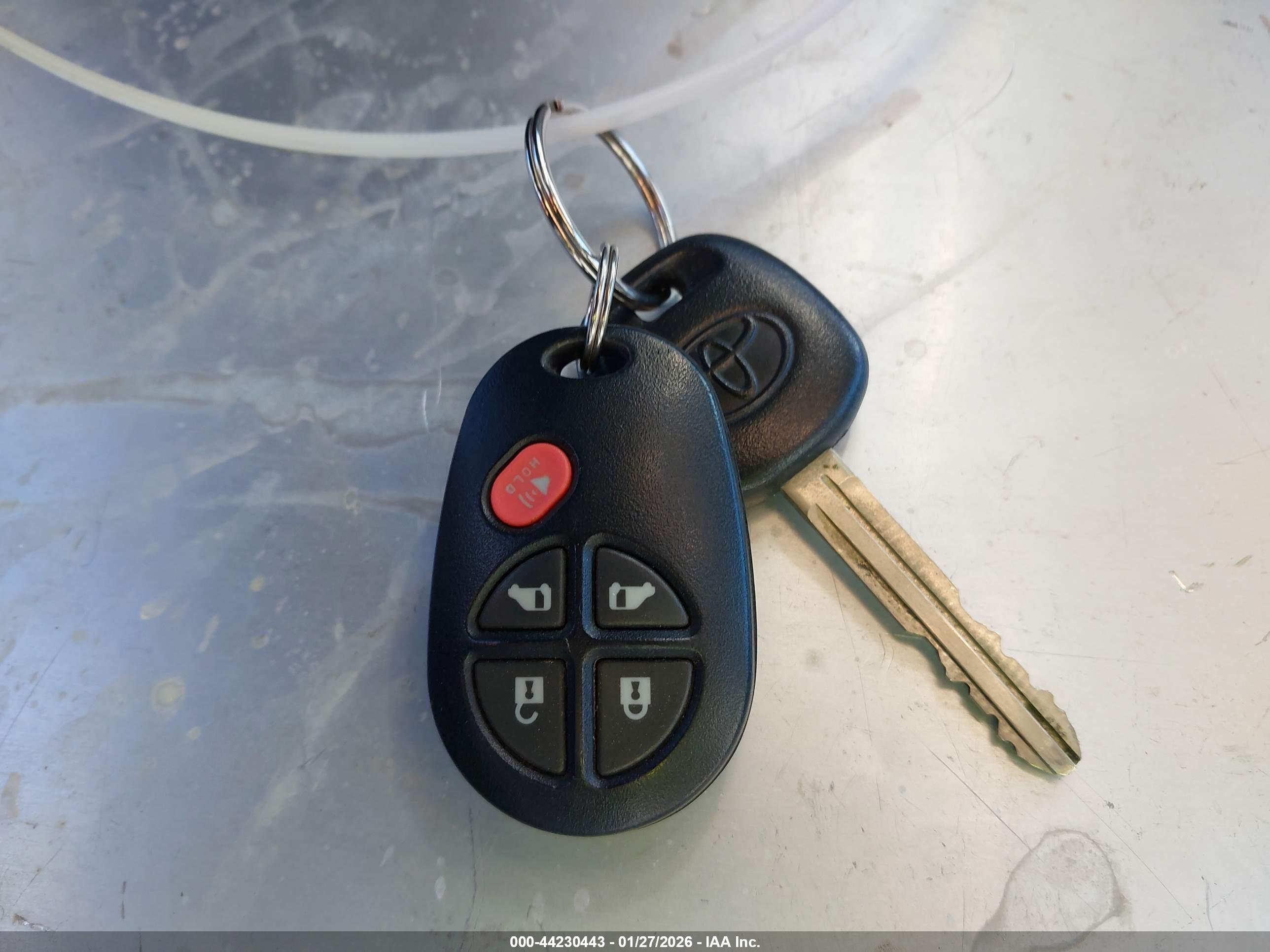 TOYOTA SIENNA image 11