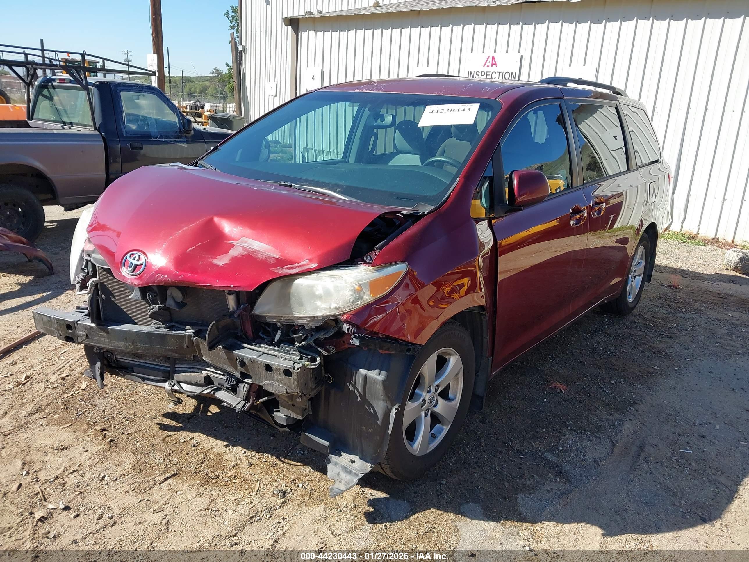 TOYOTA SIENNA image 2