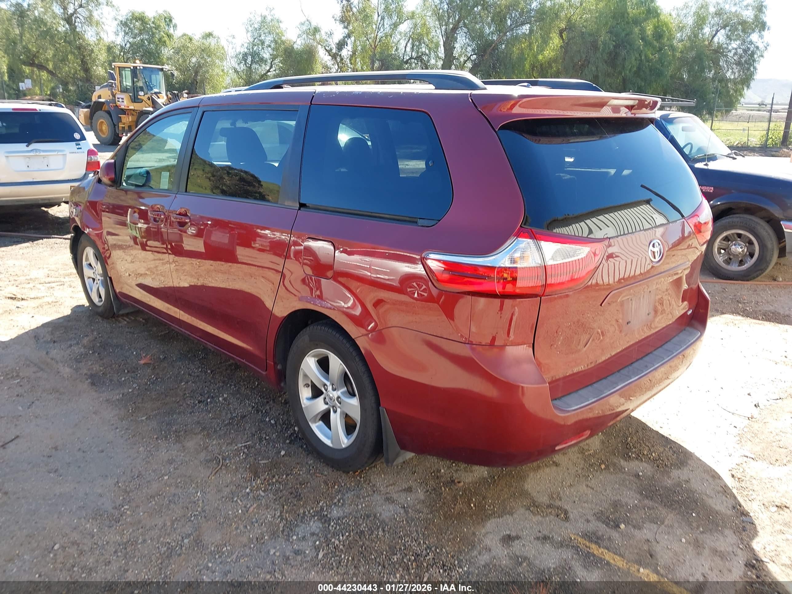 TOYOTA SIENNA image 3