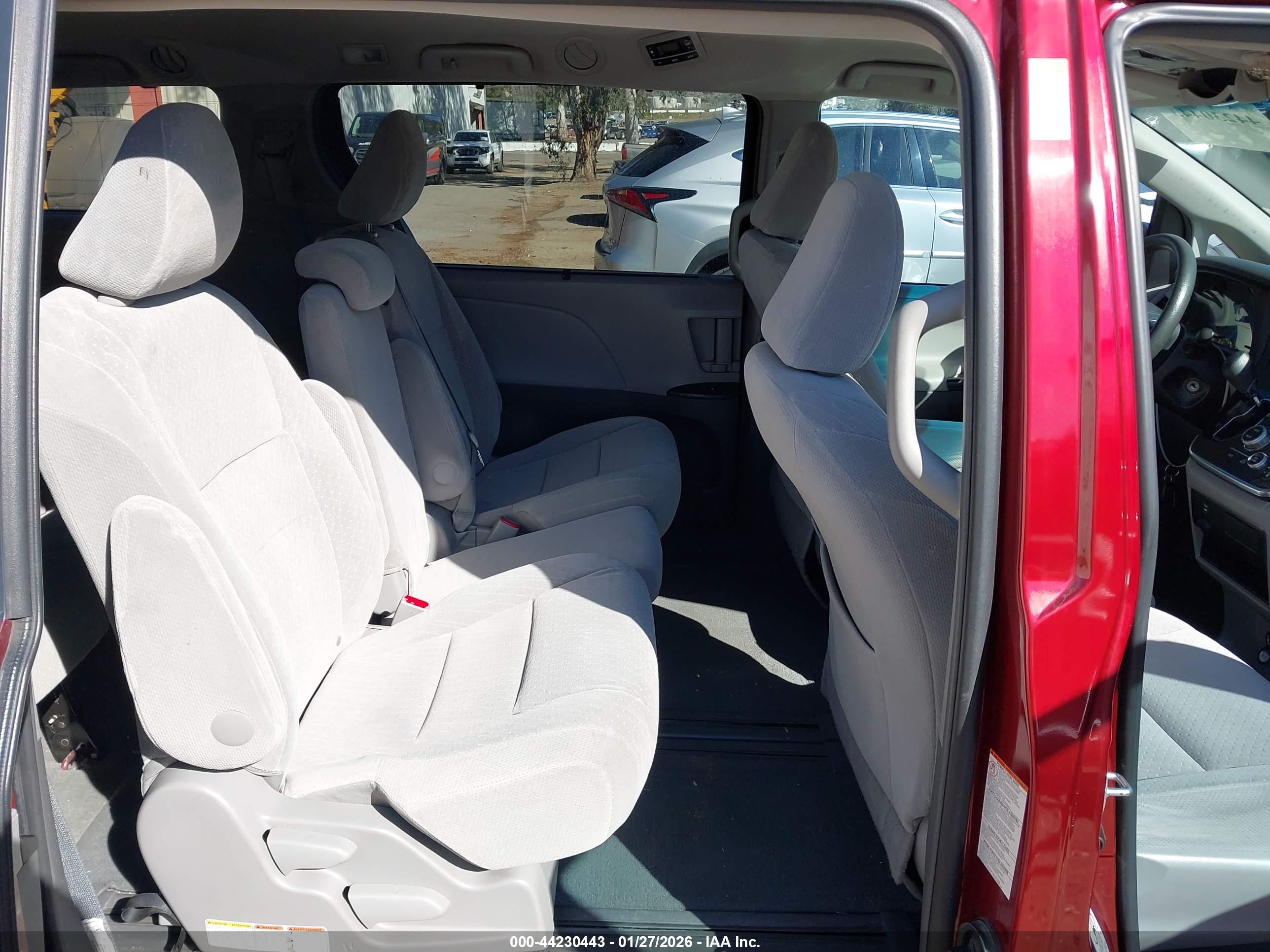 TOYOTA SIENNA image 8