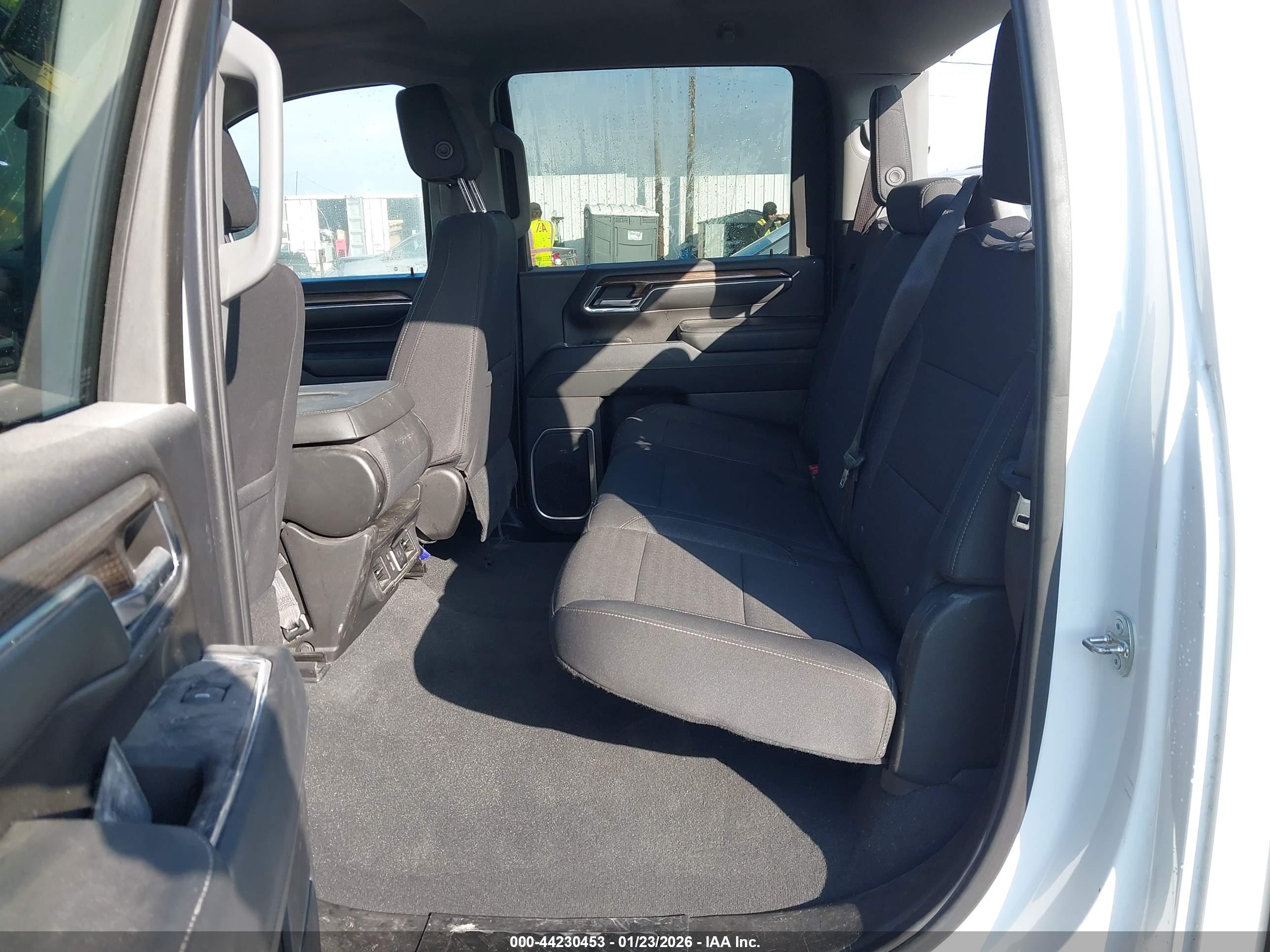 CHEVROLET SILVERADO image 7