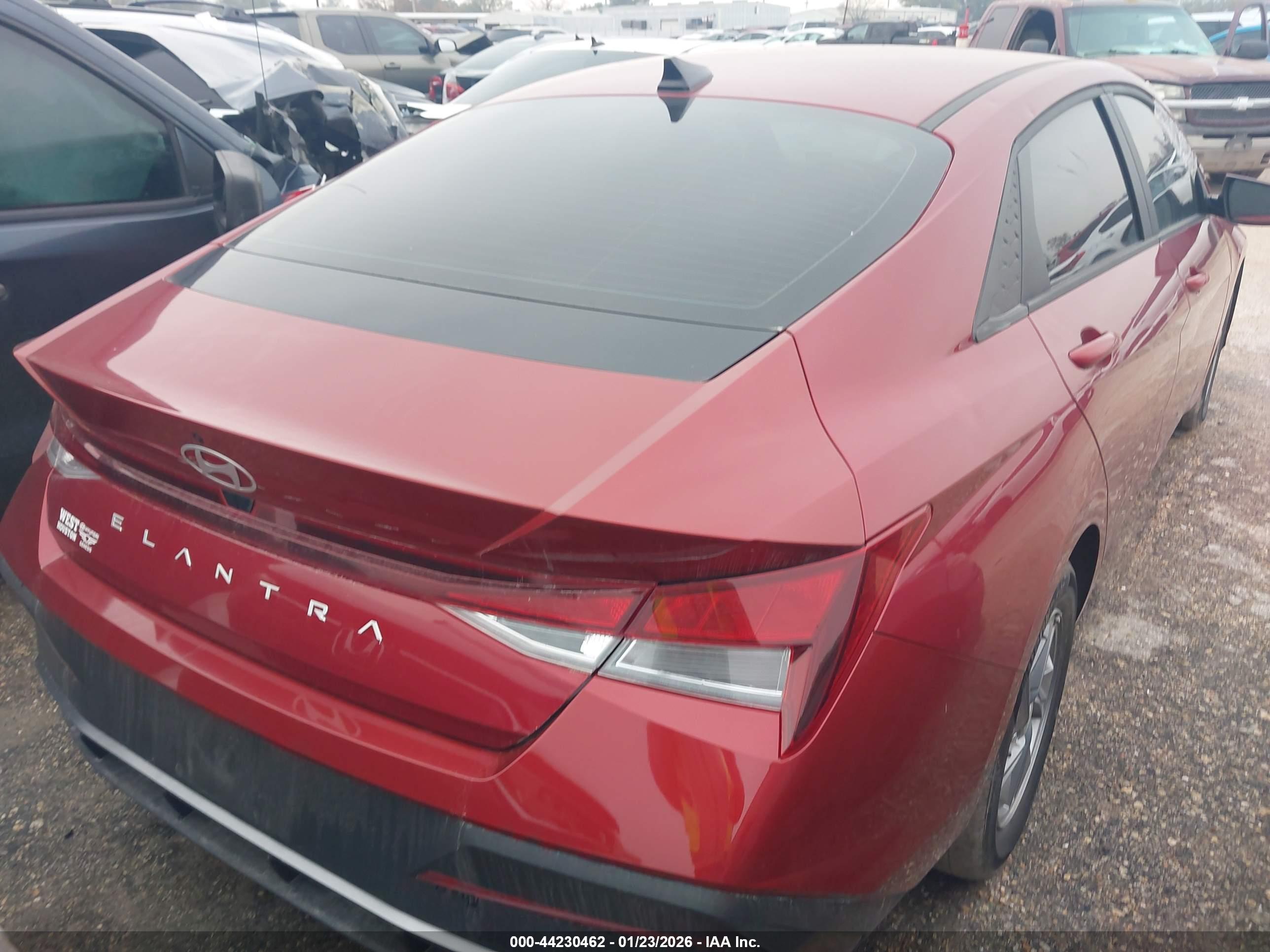 HYUNDAI ELANTRA image 4
