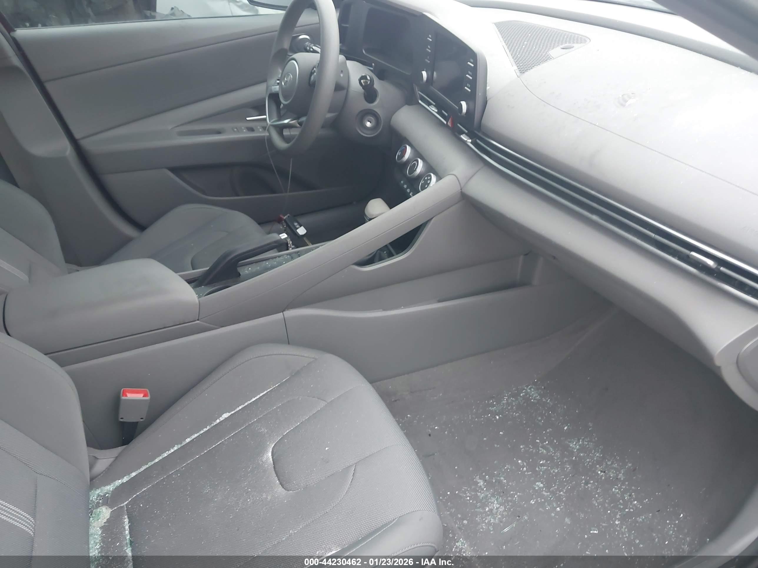 HYUNDAI ELANTRA image 5