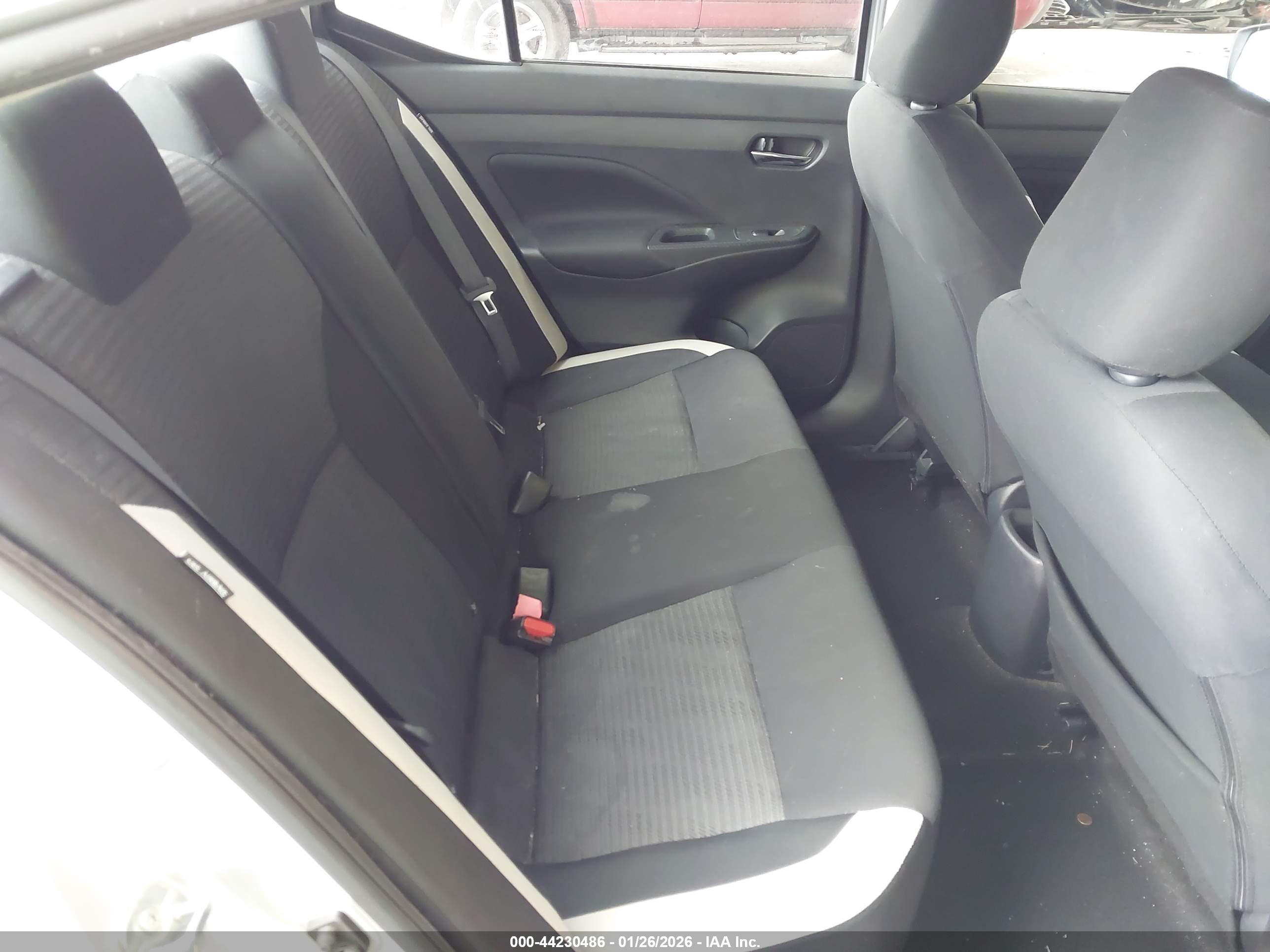 NISSAN VERSA image 8
