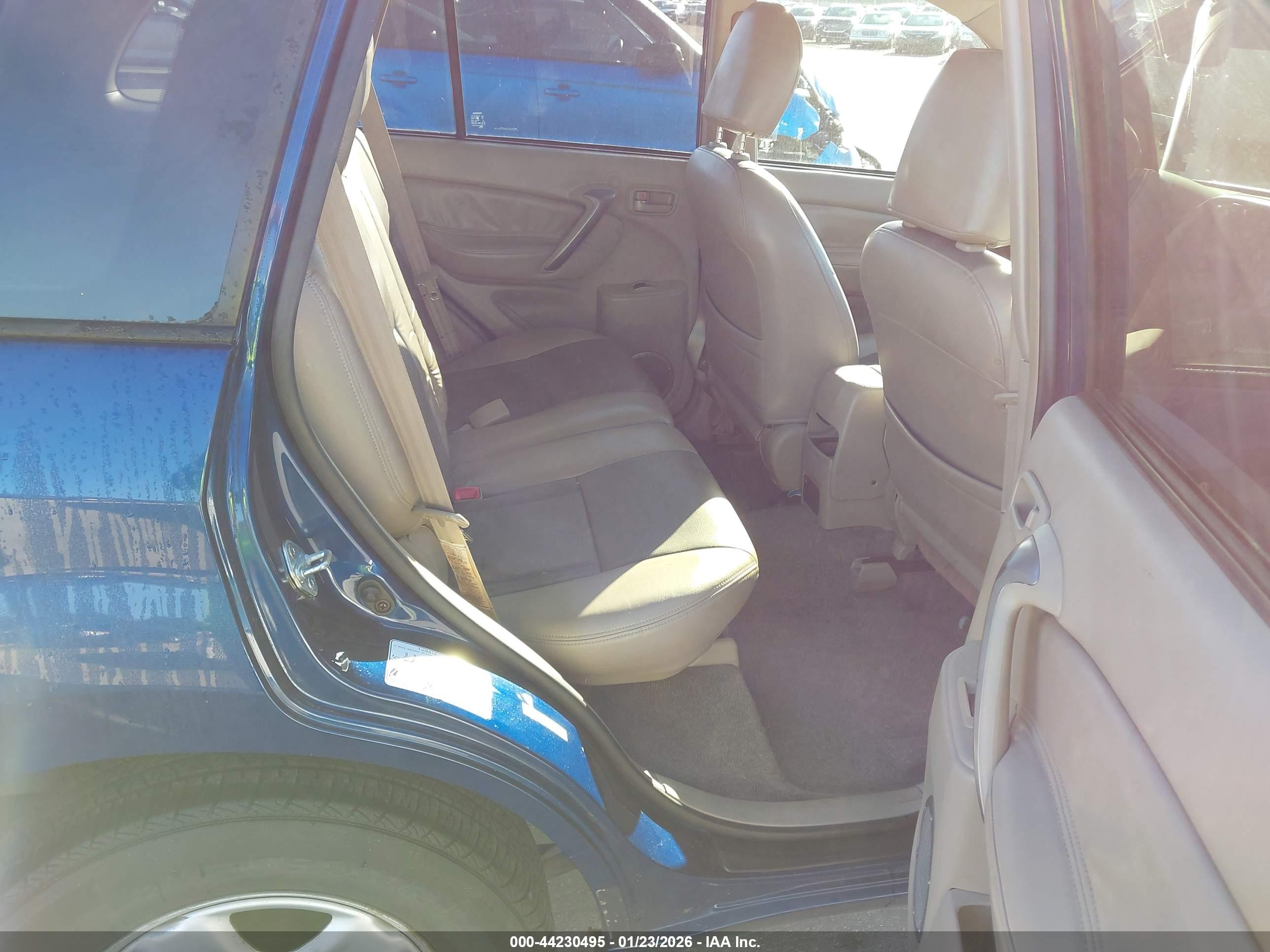 TOYOTA RAV4 image 8
