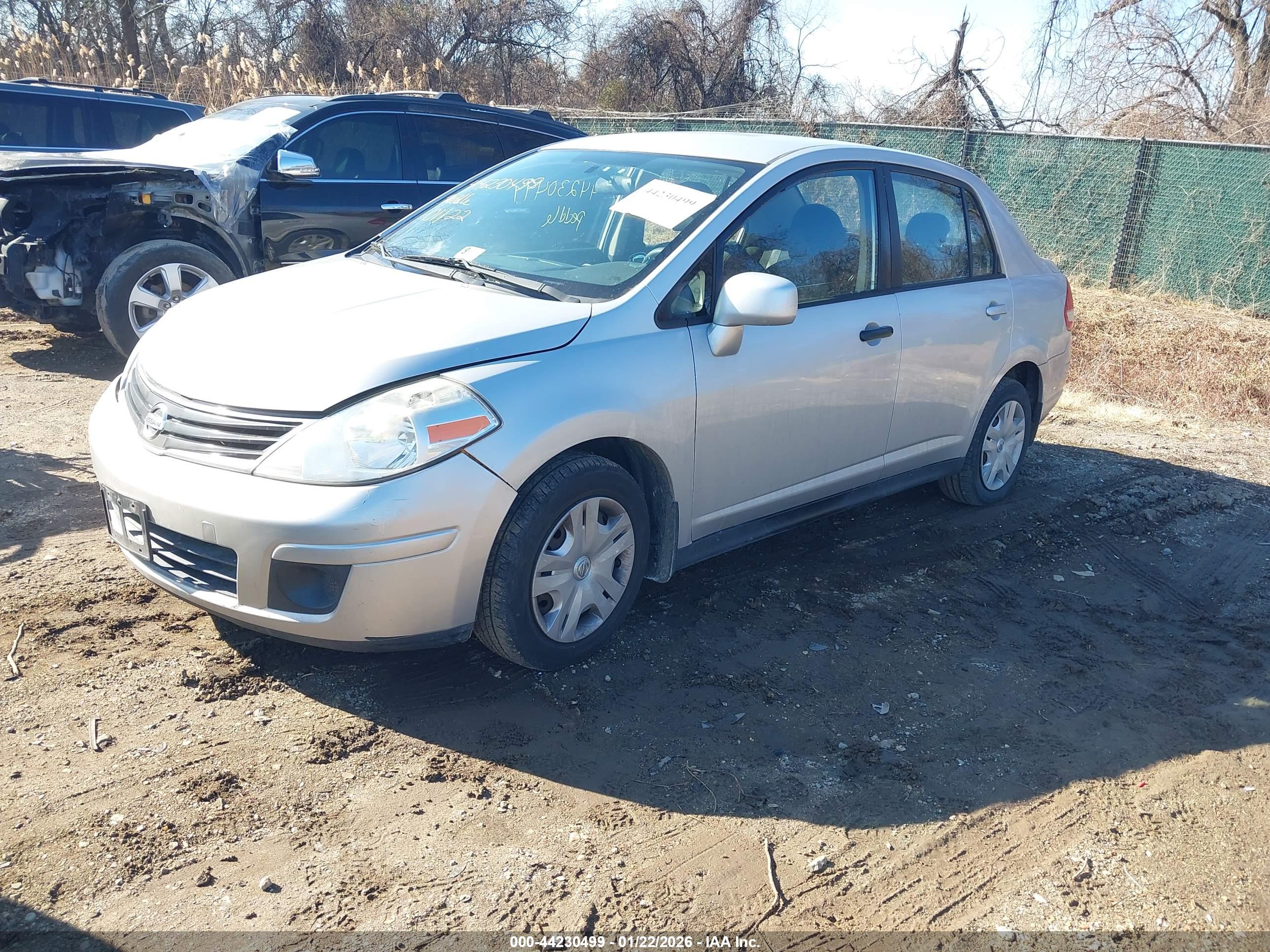 NISSAN VERSA image 2