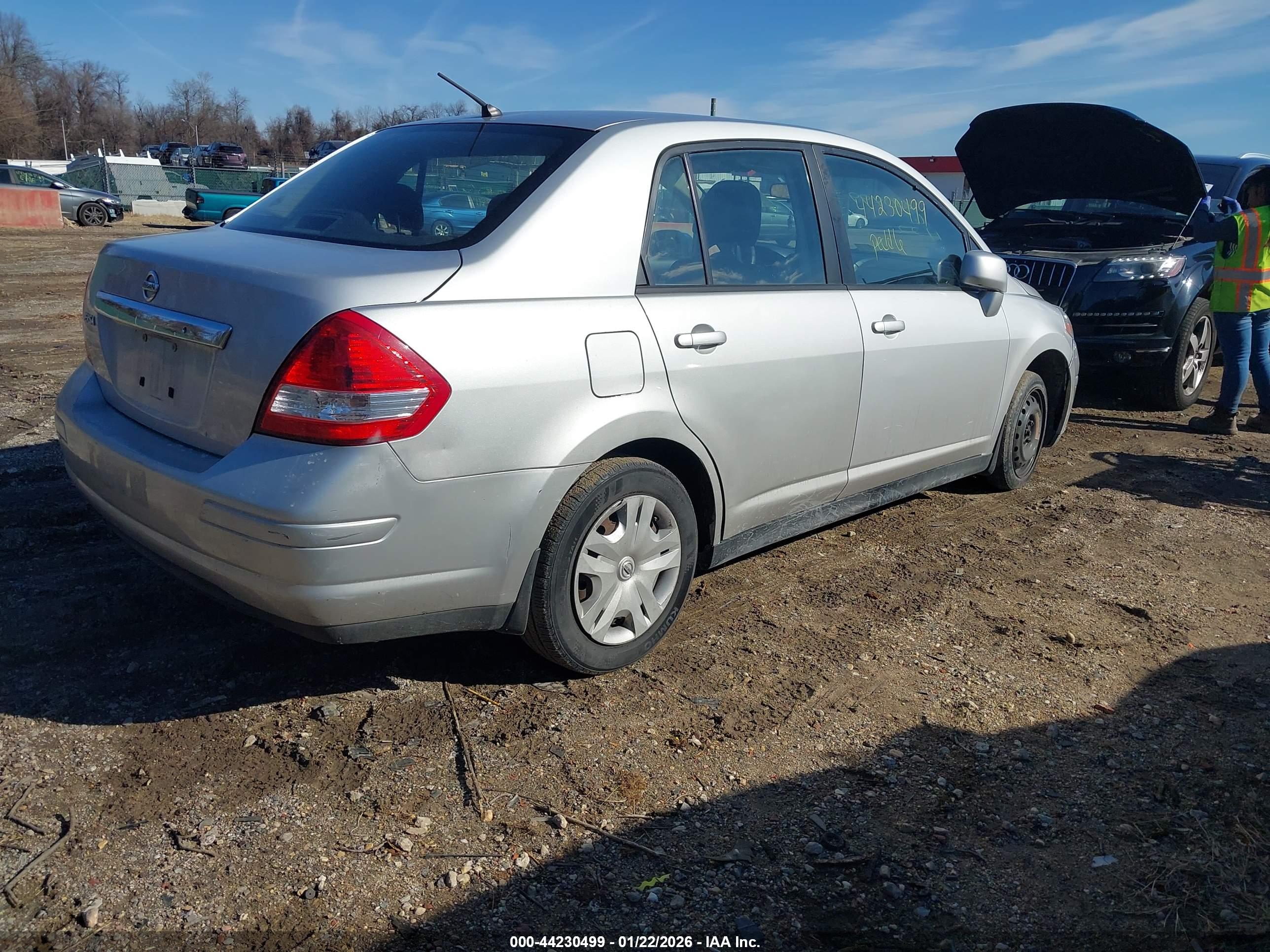 NISSAN VERSA image 4