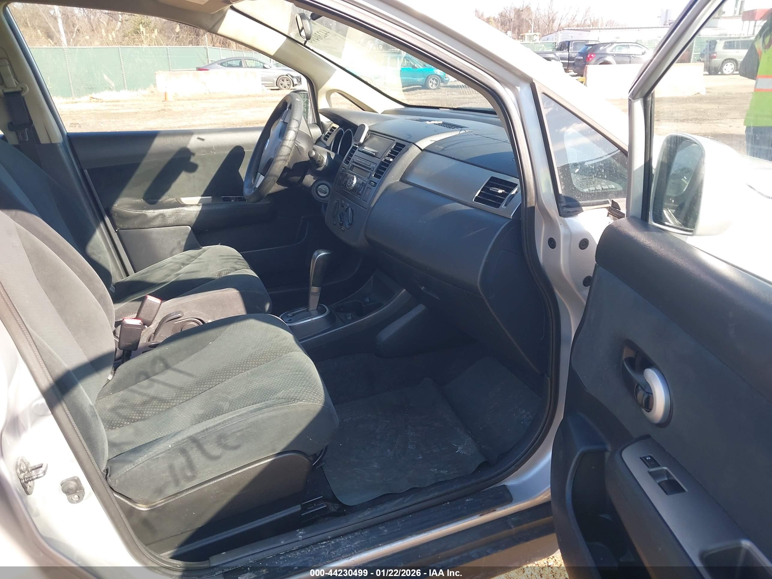 NISSAN VERSA image 5