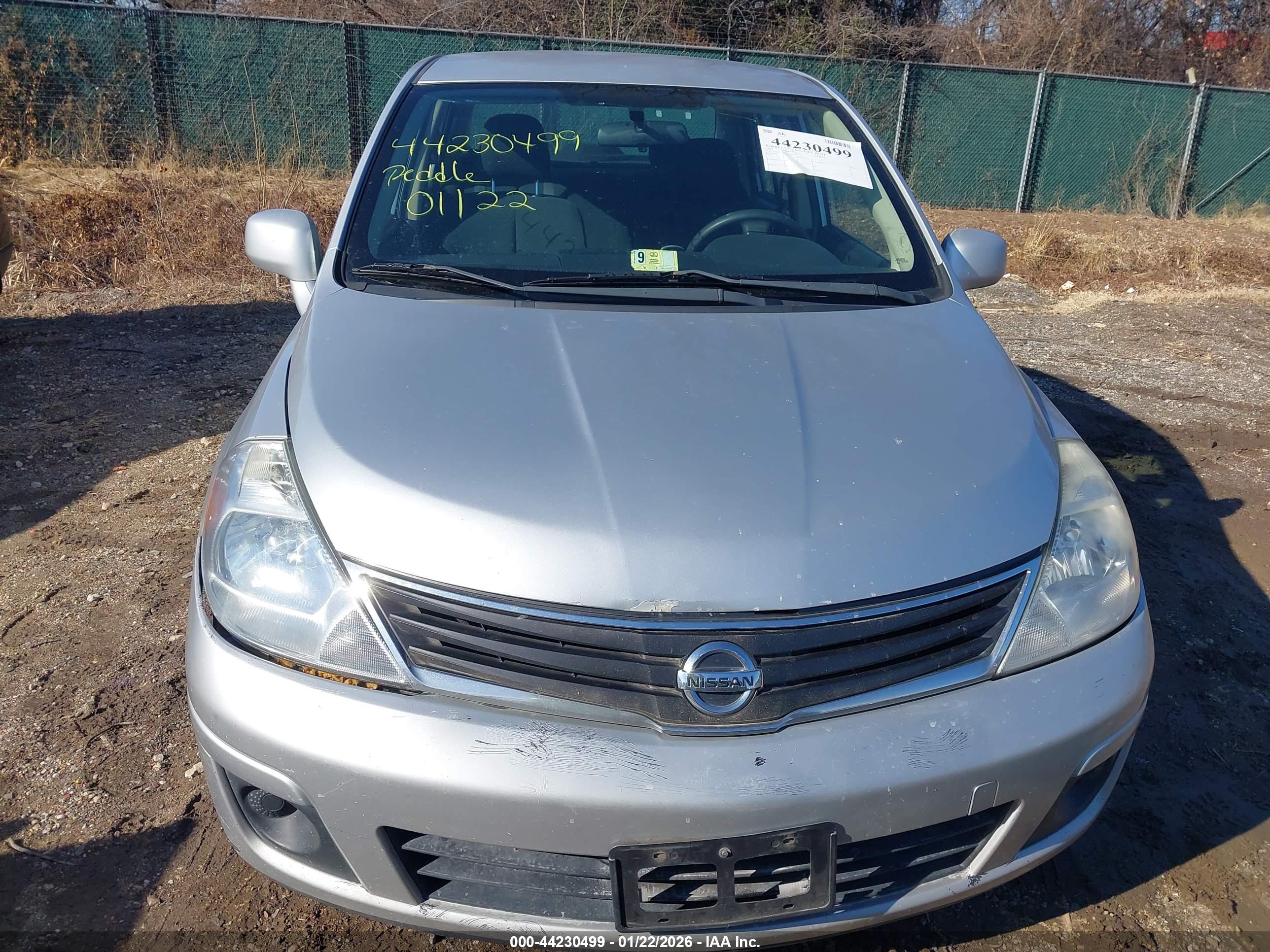 NISSAN VERSA image 6