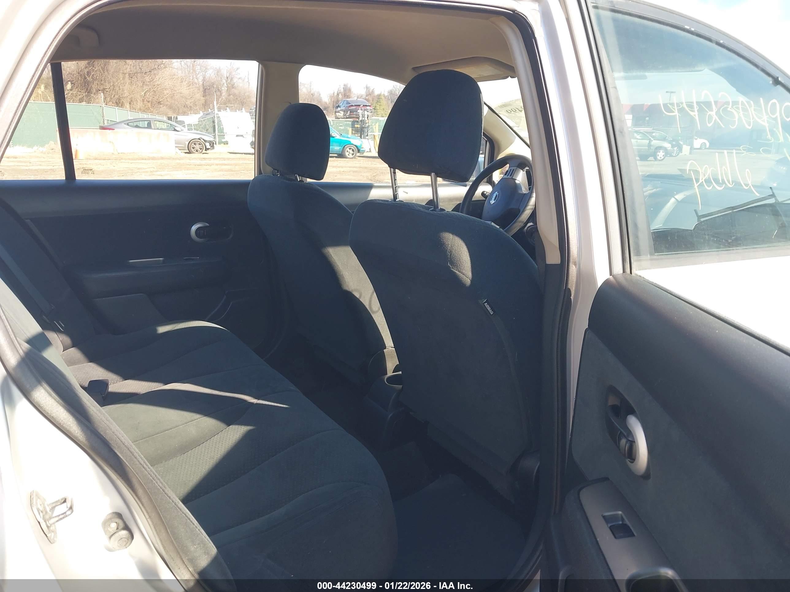 NISSAN VERSA image 8