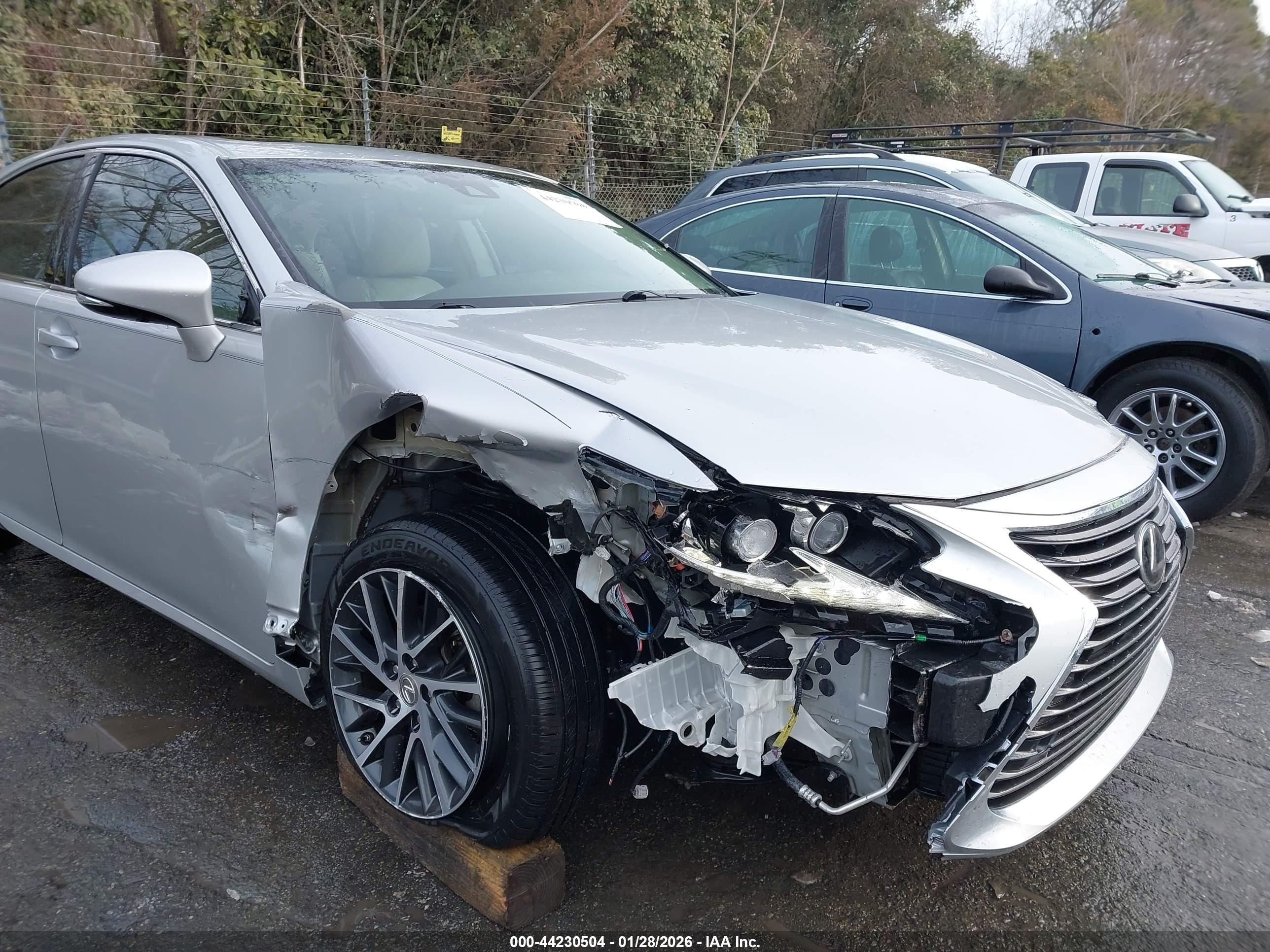 LEXUS ES image 6