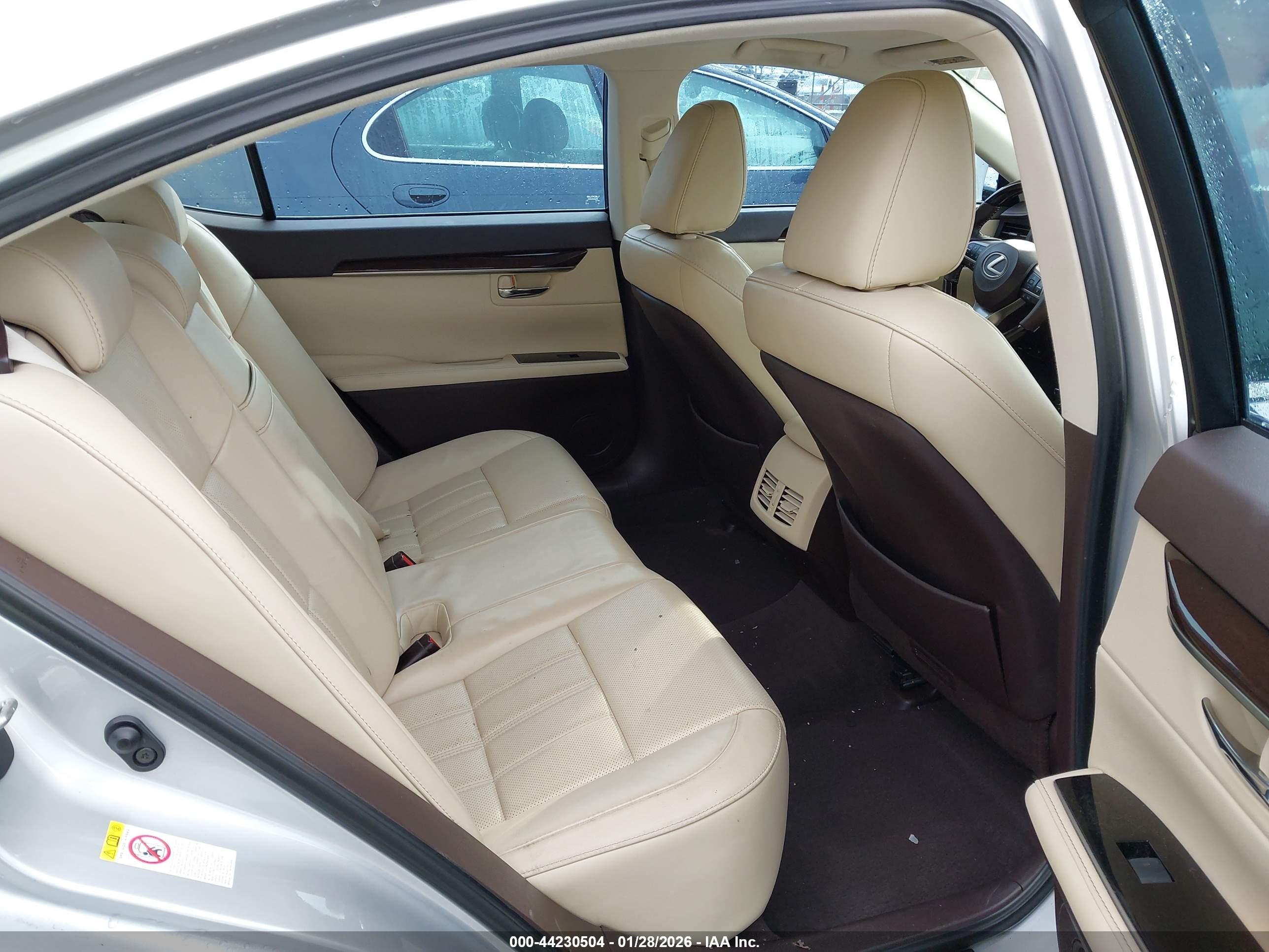 LEXUS ES image 8