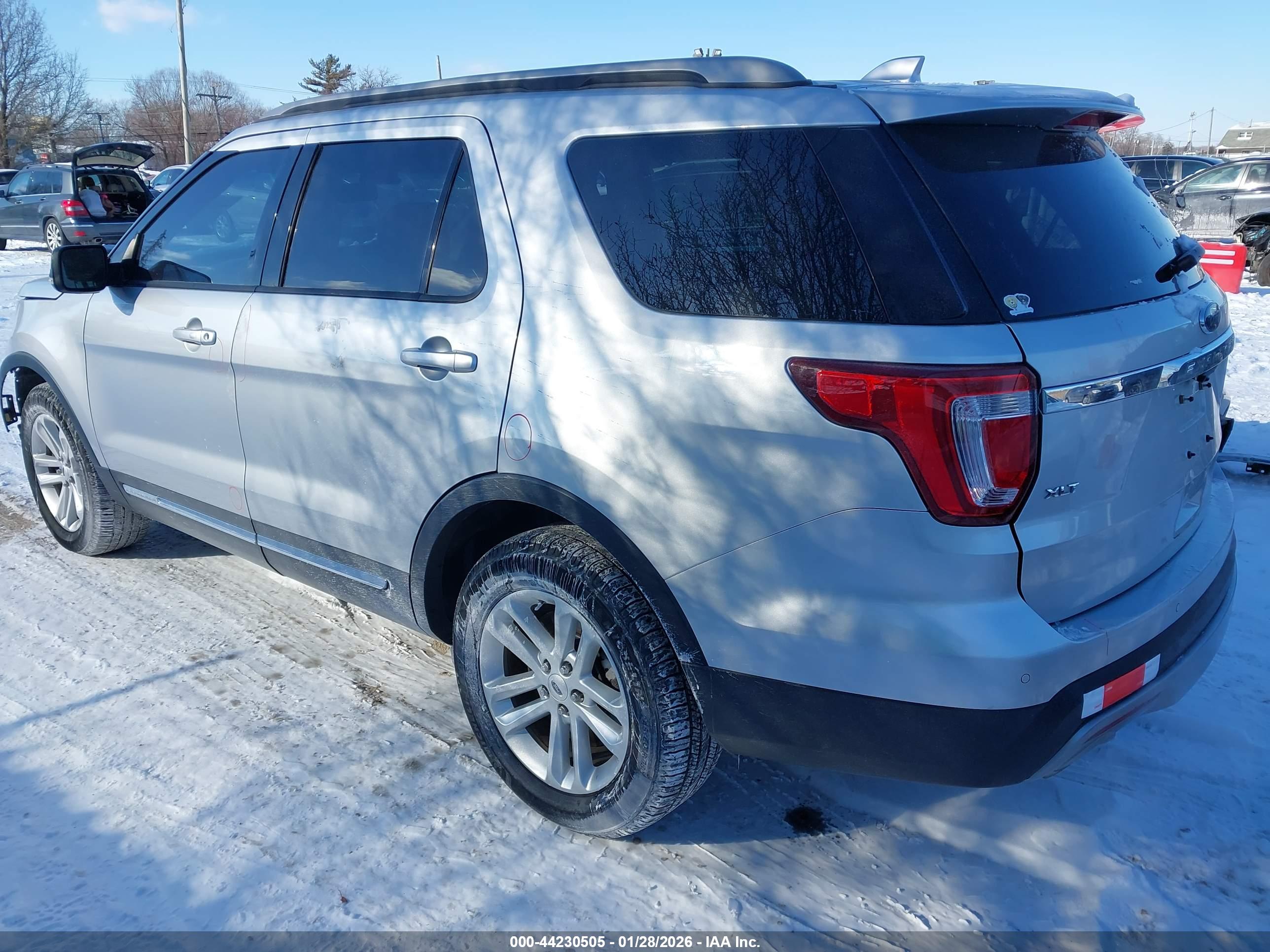 FORD EXPLORER image 3