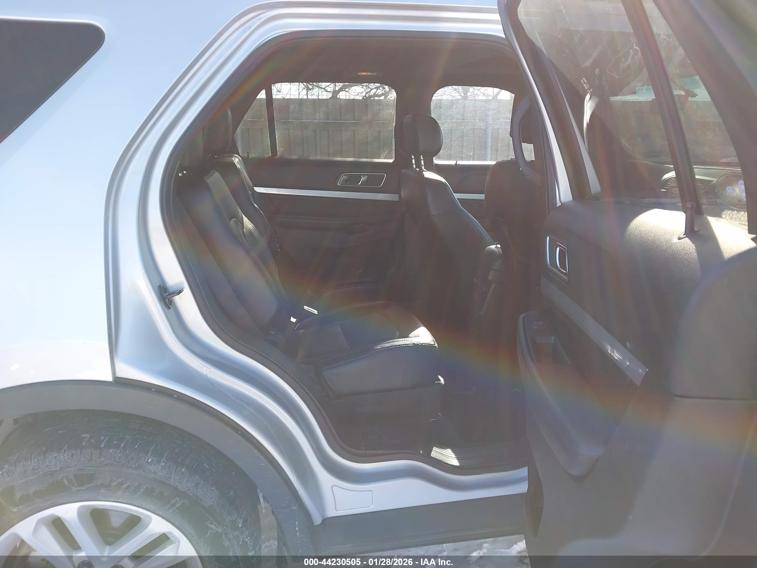 FORD EXPLORER image 8