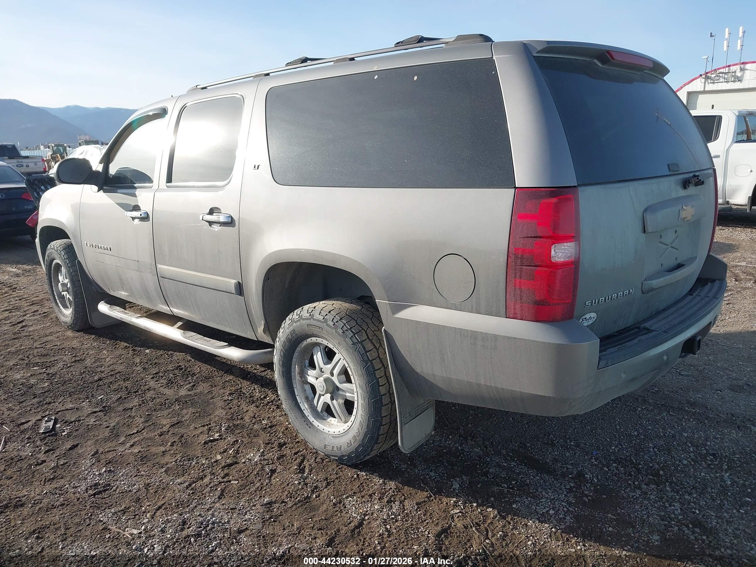 CHEVROLET SUBURBAN image 3