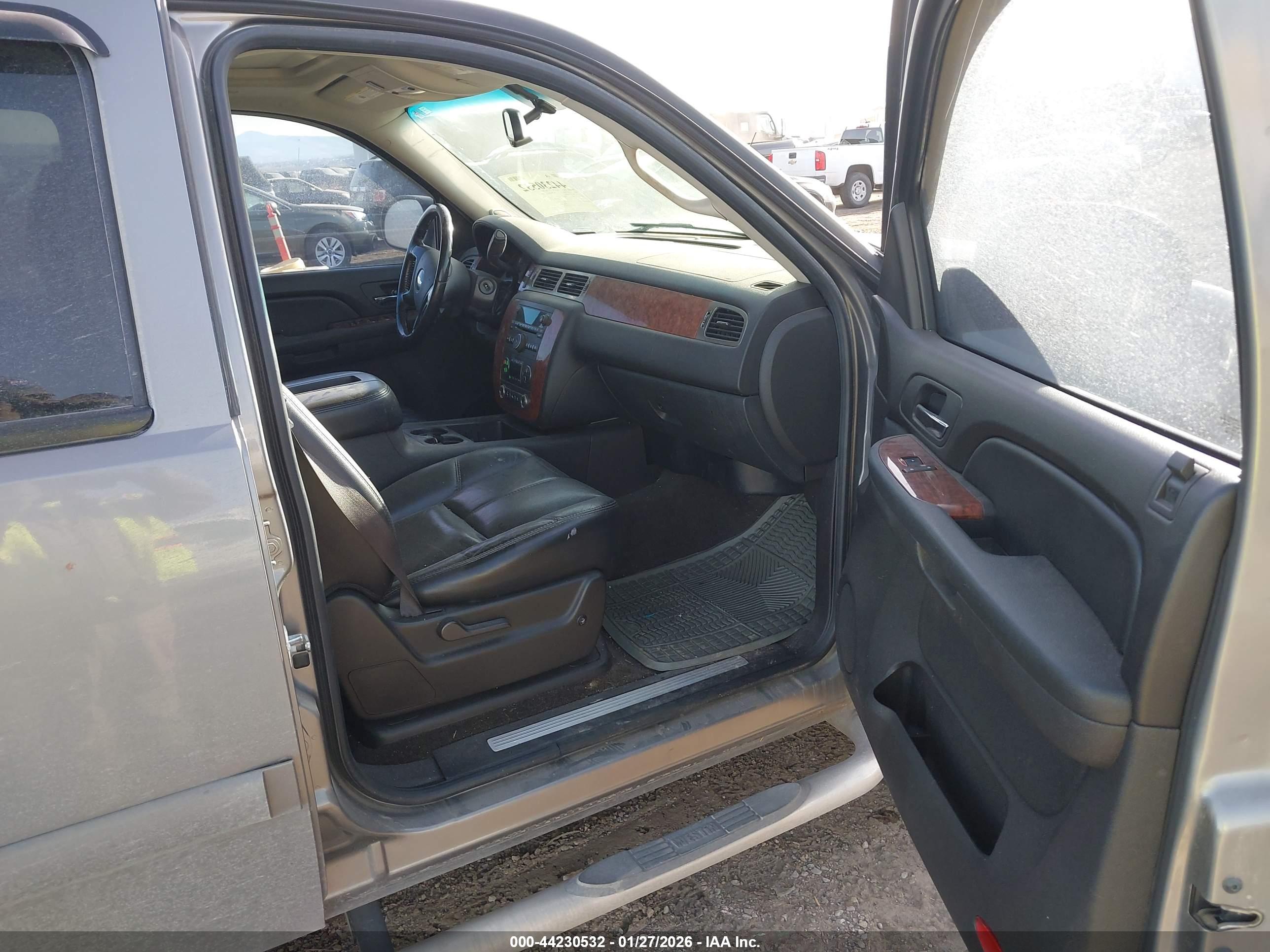 CHEVROLET SUBURBAN image 5