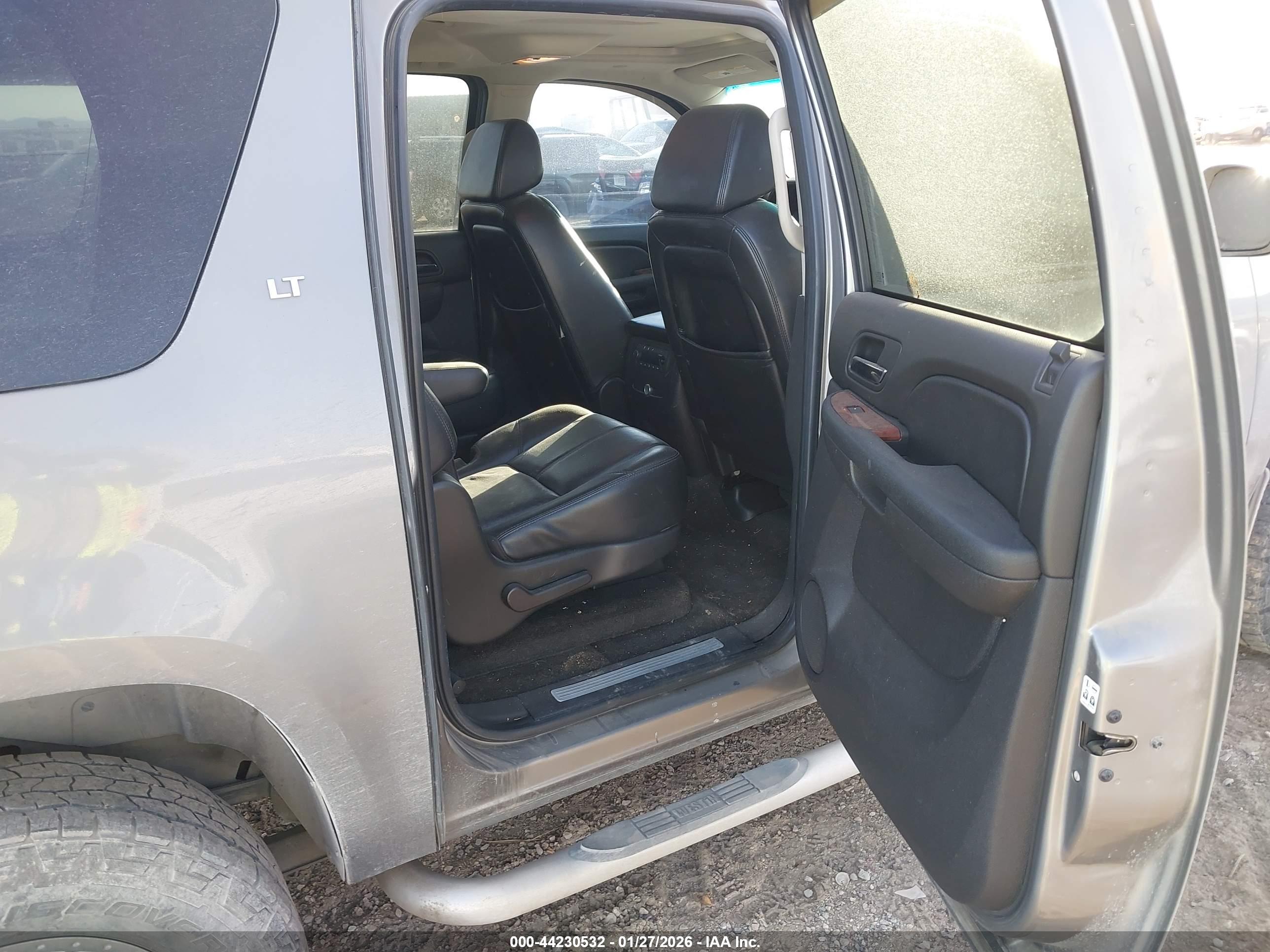 CHEVROLET SUBURBAN image 8
