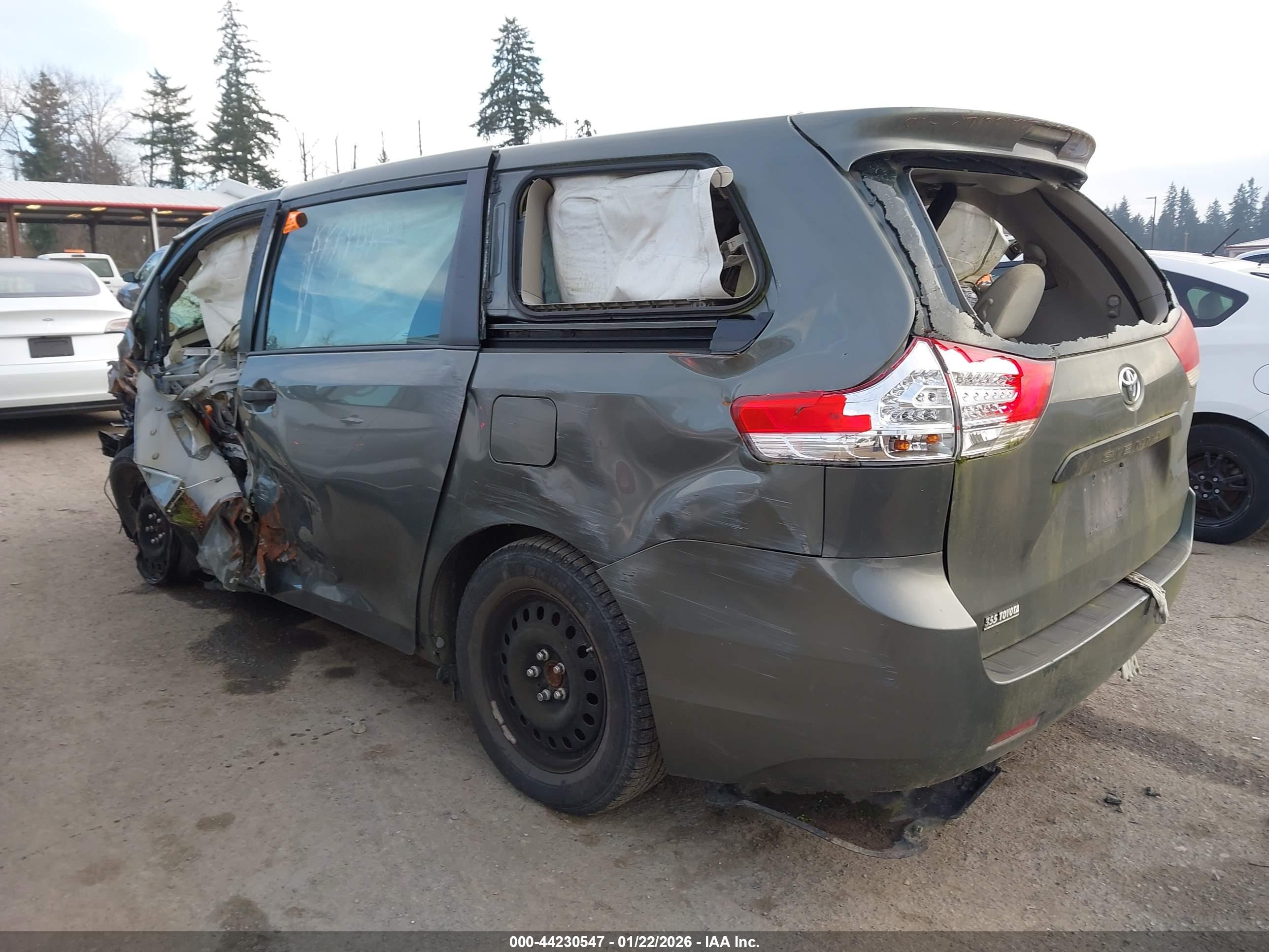 TOYOTA SIENNA image 3