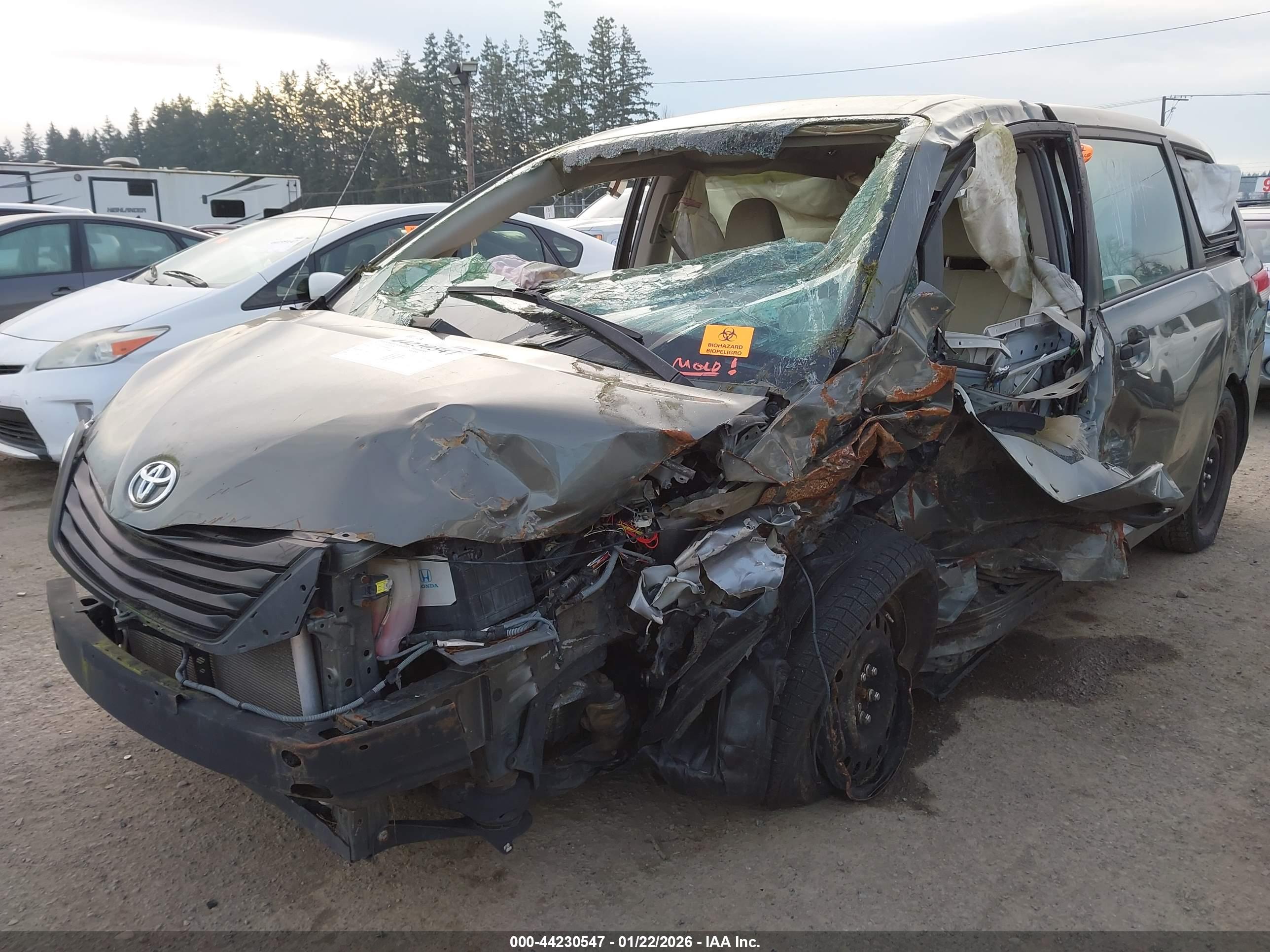 TOYOTA SIENNA image 6